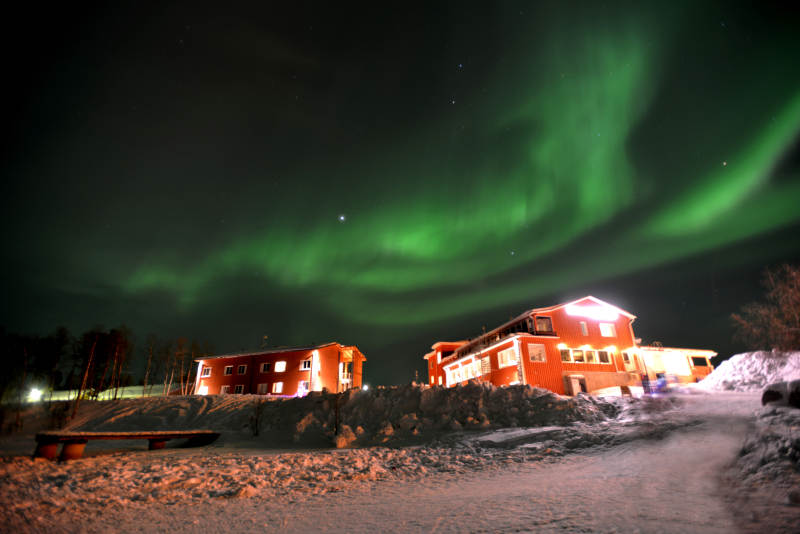 芬兰极光下的红色小屋图片