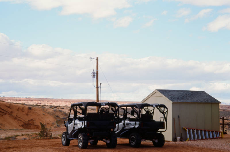 沙漠中的越野车图片