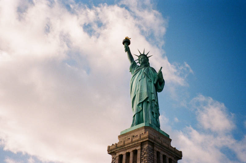 自由女神像仰望蓝天图片