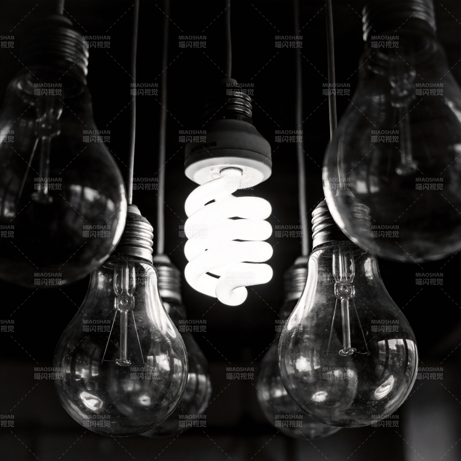 灯泡中的光图片