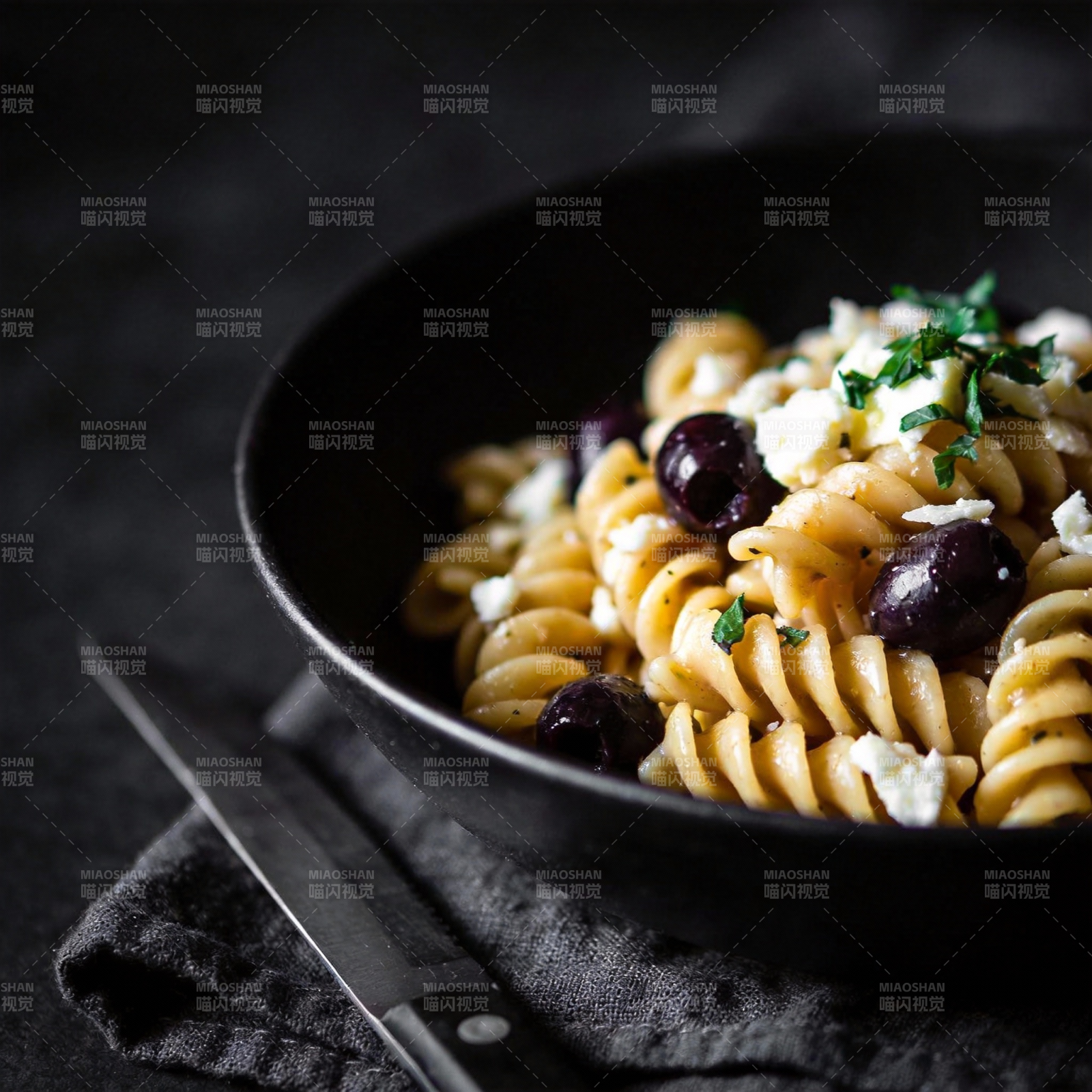 意式螺旋面配黑橄榄图片