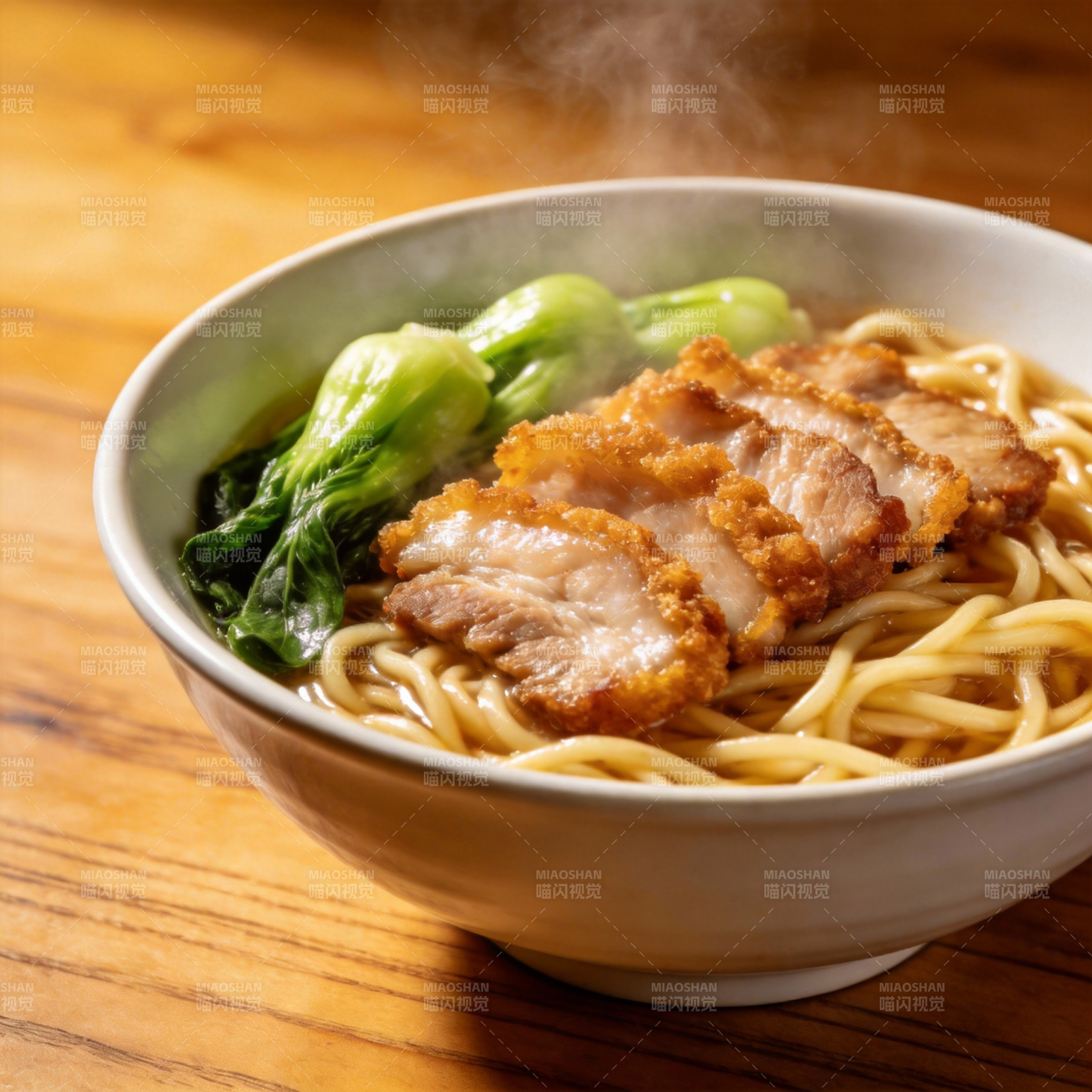 热腾腾的叉烧面图片