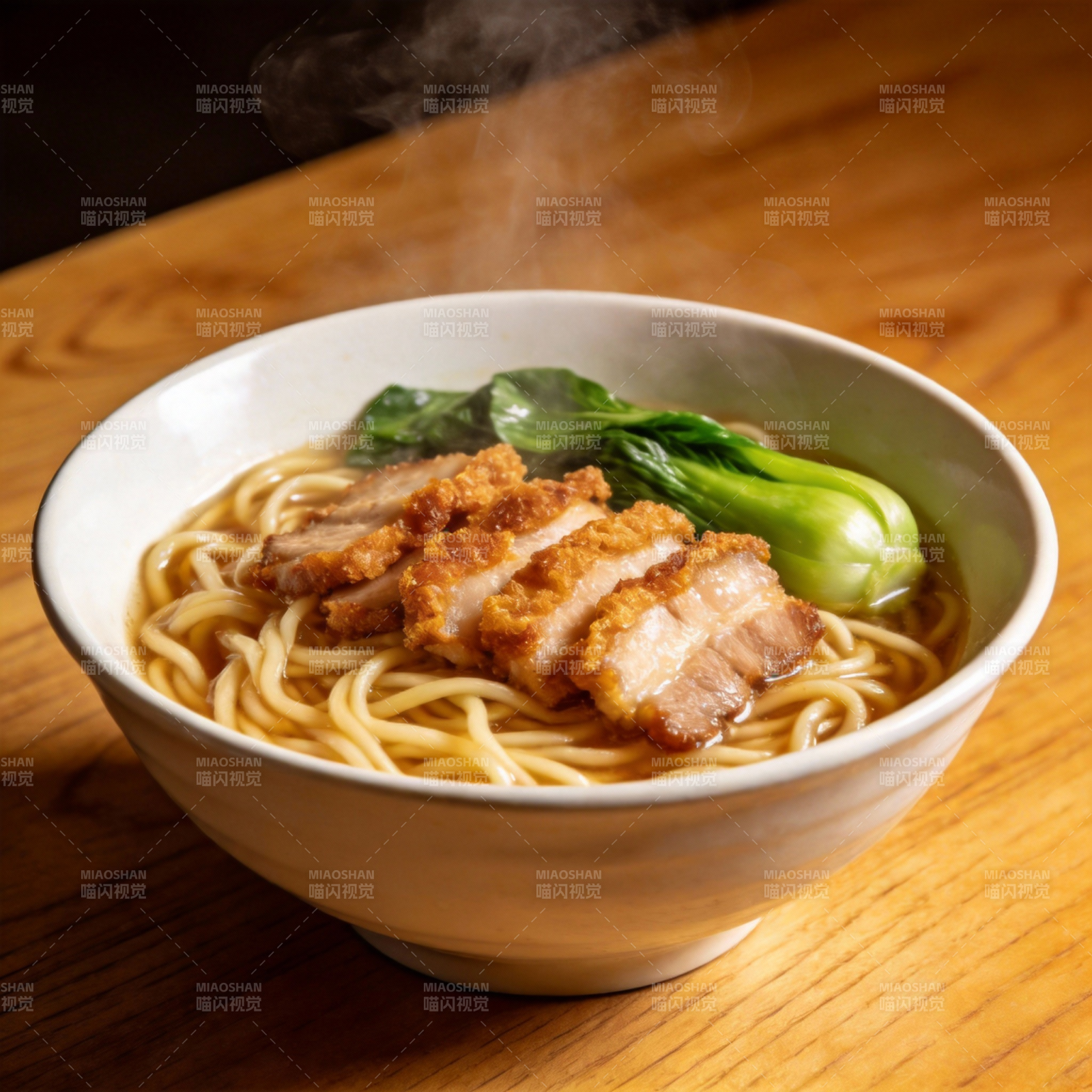 热腾腾的叉烧面图片