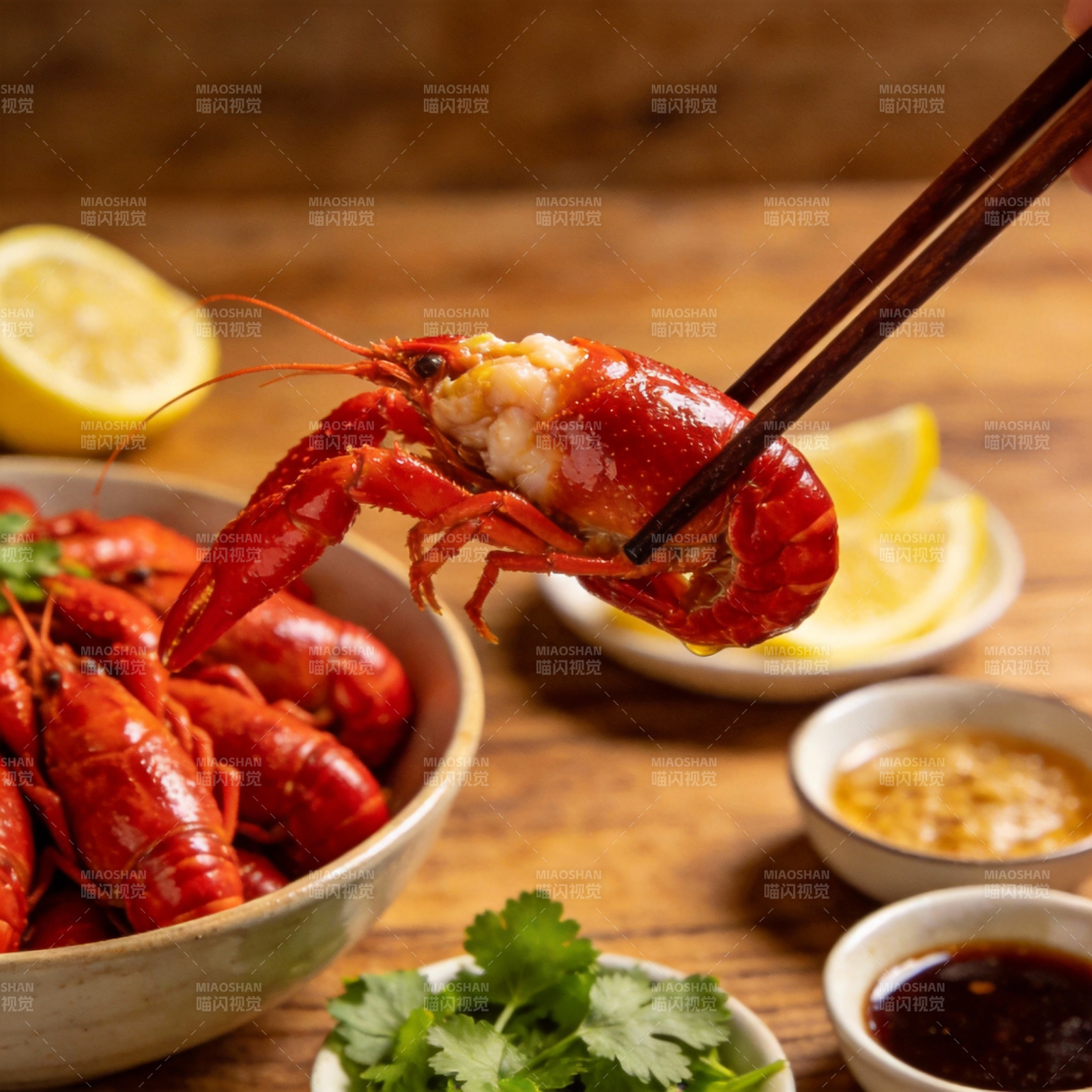 龙虾配柠檬蘸酱图片
