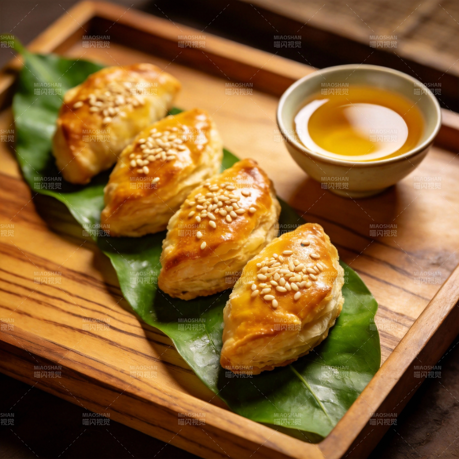 金黄酥皮点心配茶图片