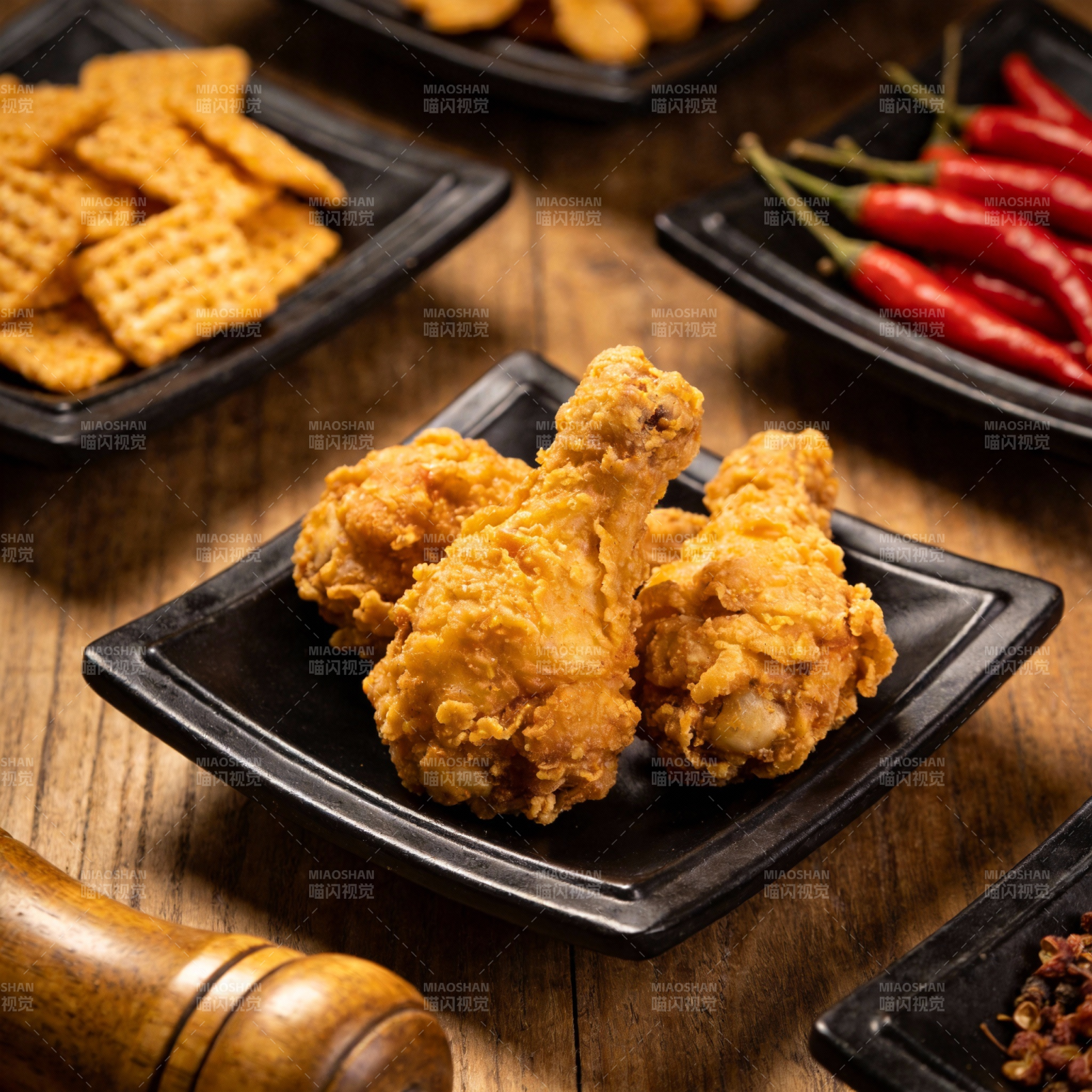 金黄炸鸡腿配辣味图片