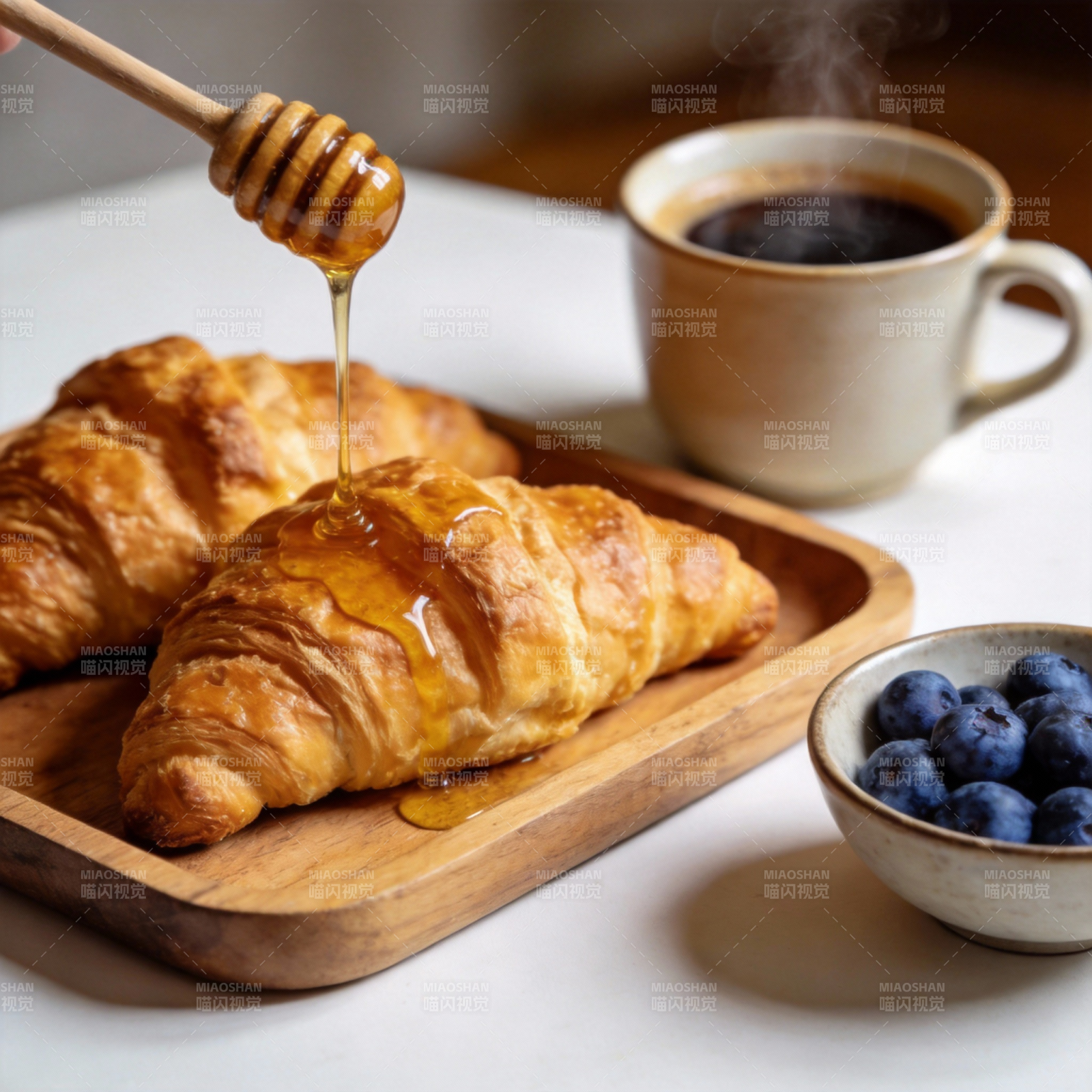 蜂蜜淋羊角面包图片