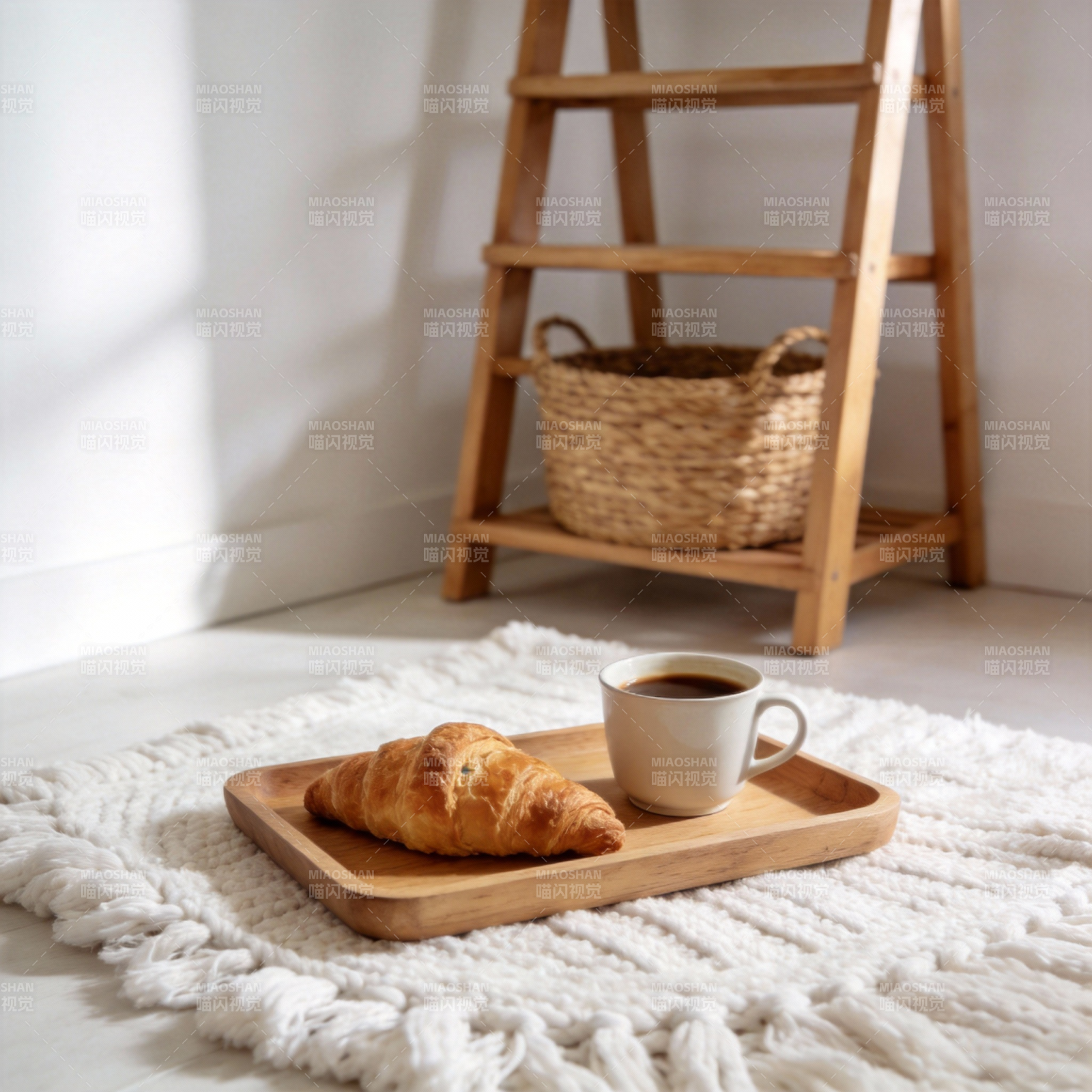 晨光里的咖啡与可颂图片