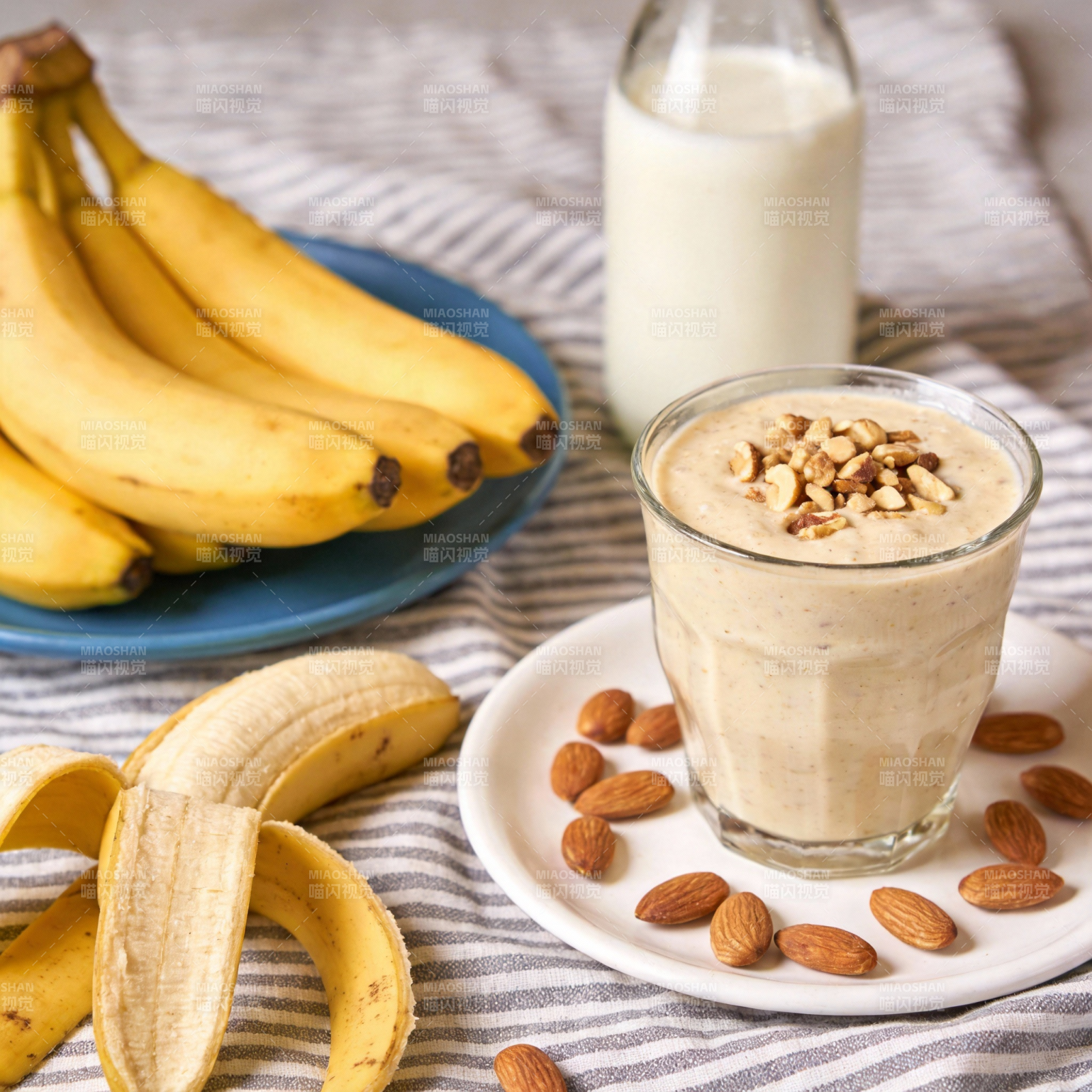 香蕉奶昔配坚果图片