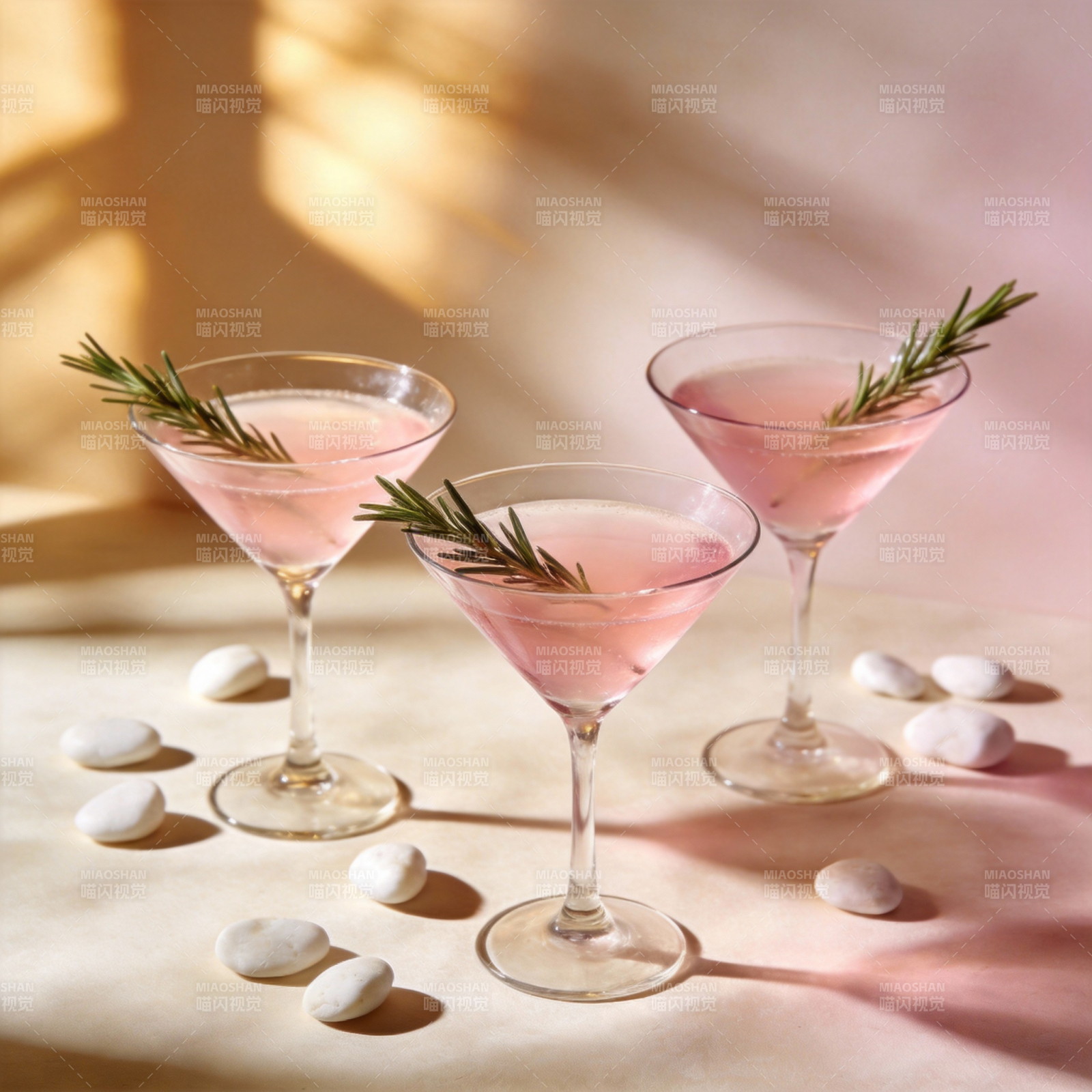 粉红鸡尾酒与迷迭香图片