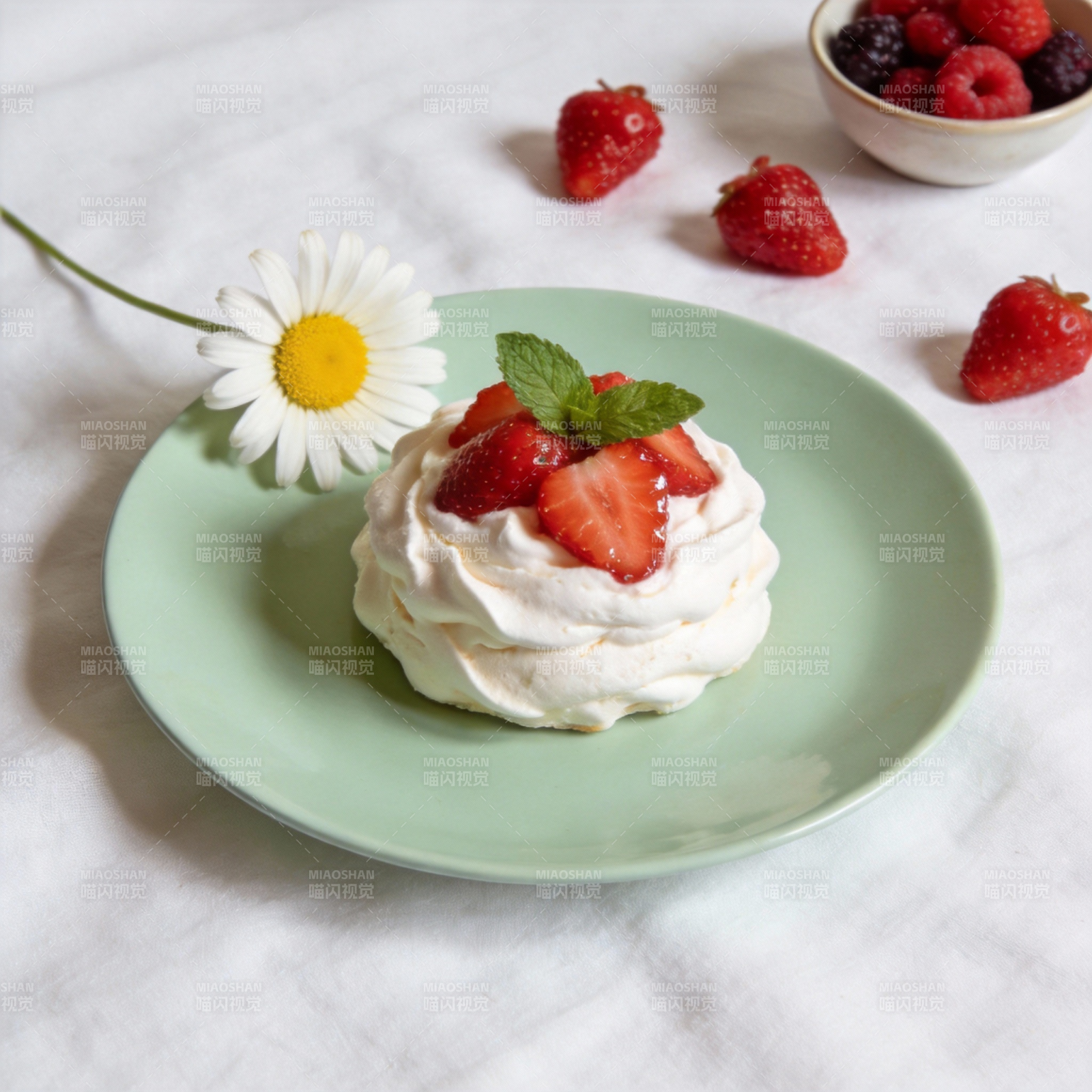 草莓奶油小甜点图片