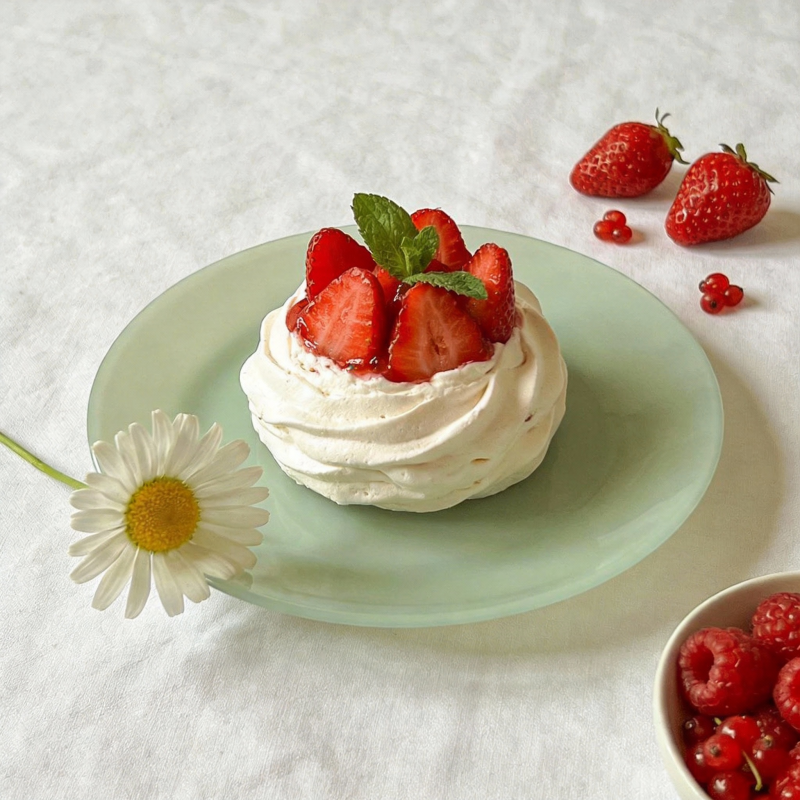 草莓奶油甜点图片