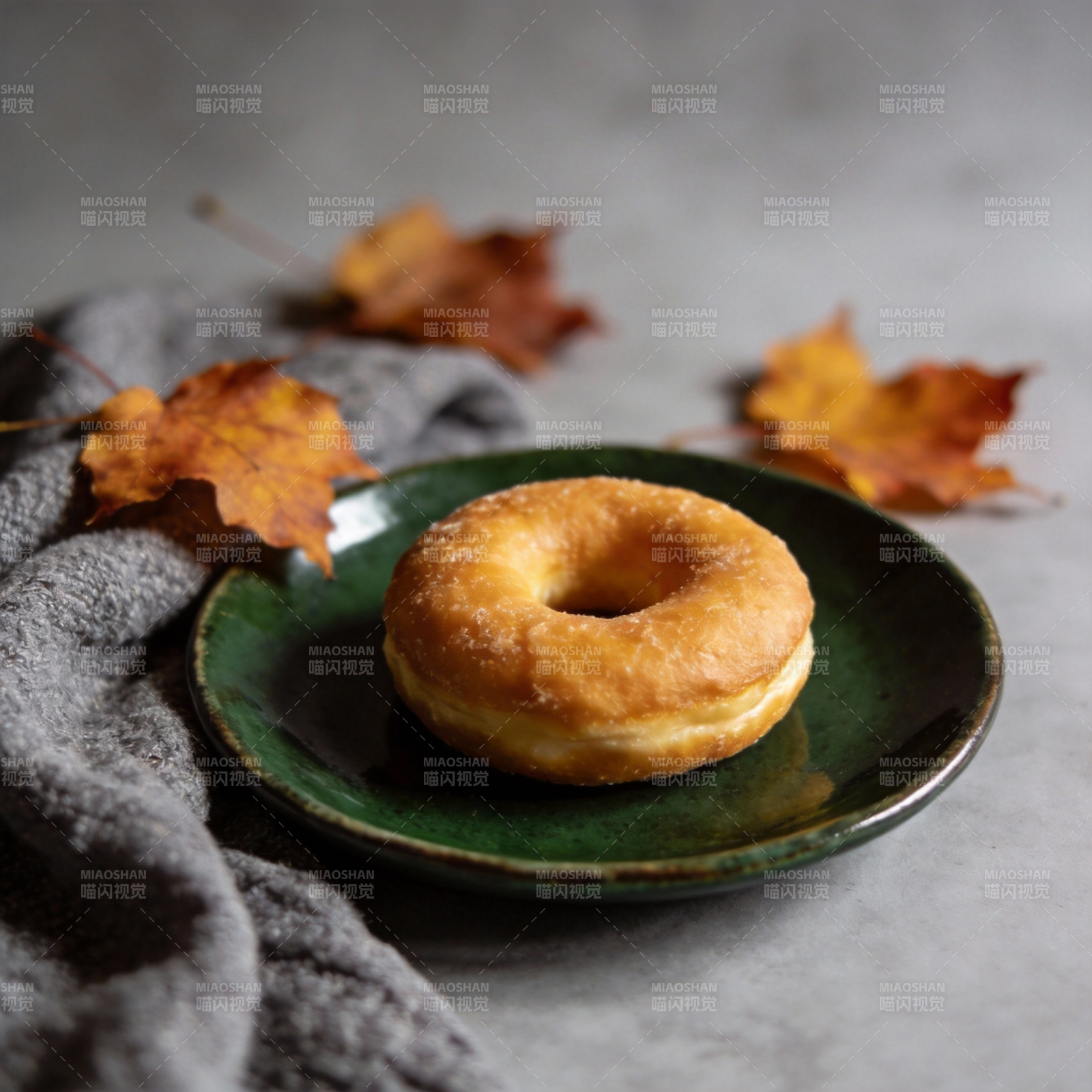 秋日甜点 糖霜甜甜圈图片