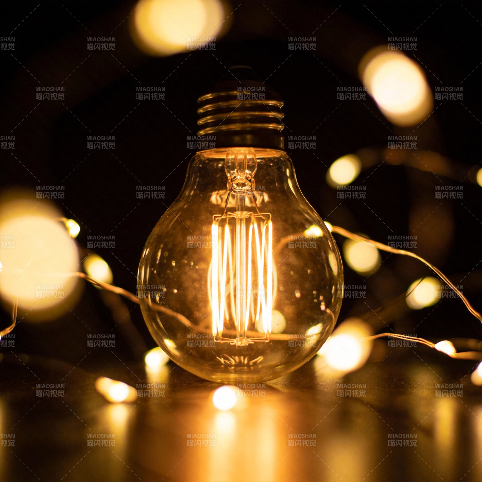 暖光灯泡静谧夜图片