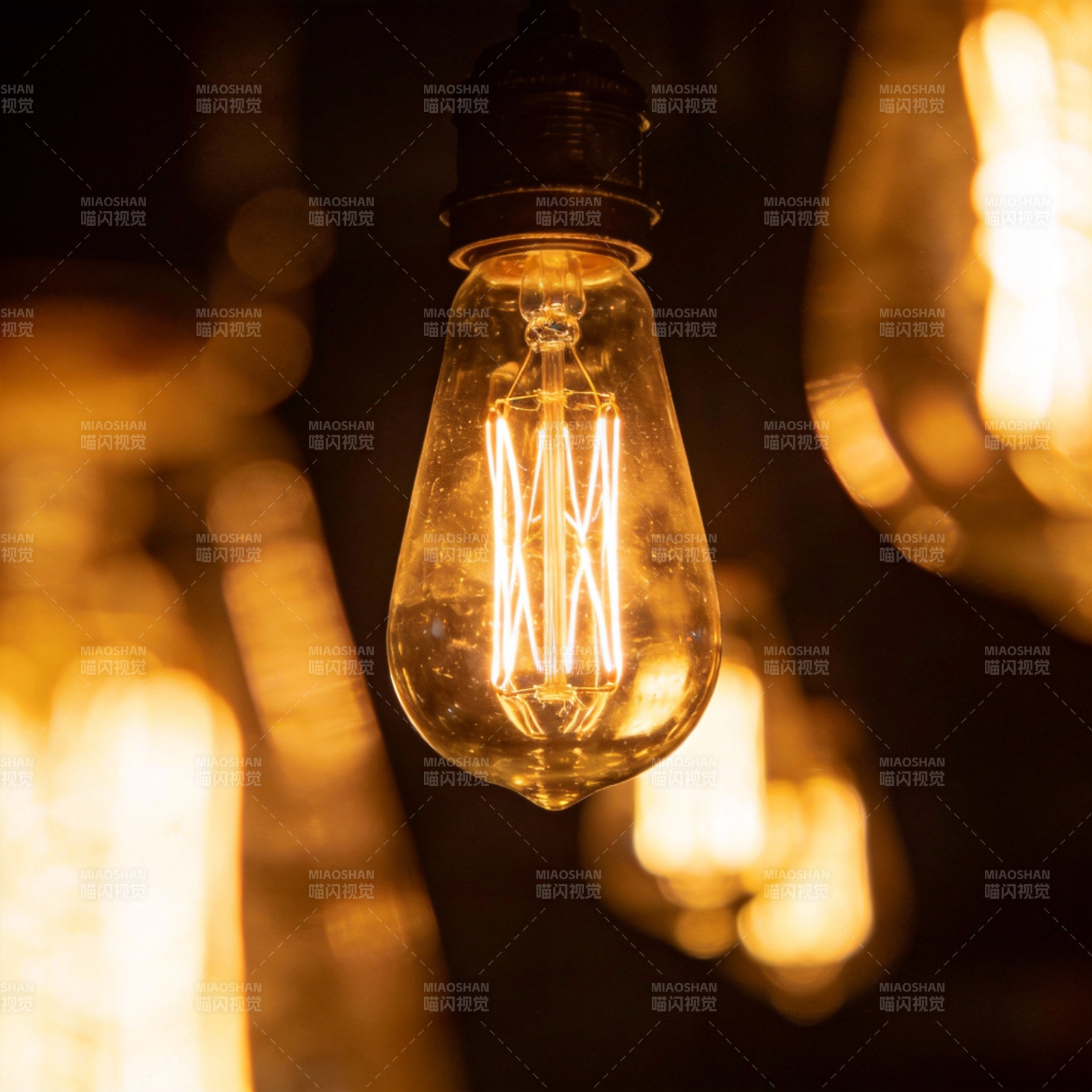 暖光灯泡悬垂图片
