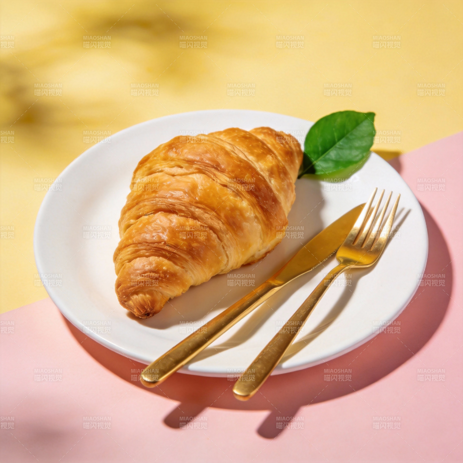 金黄酥脆可颂图片