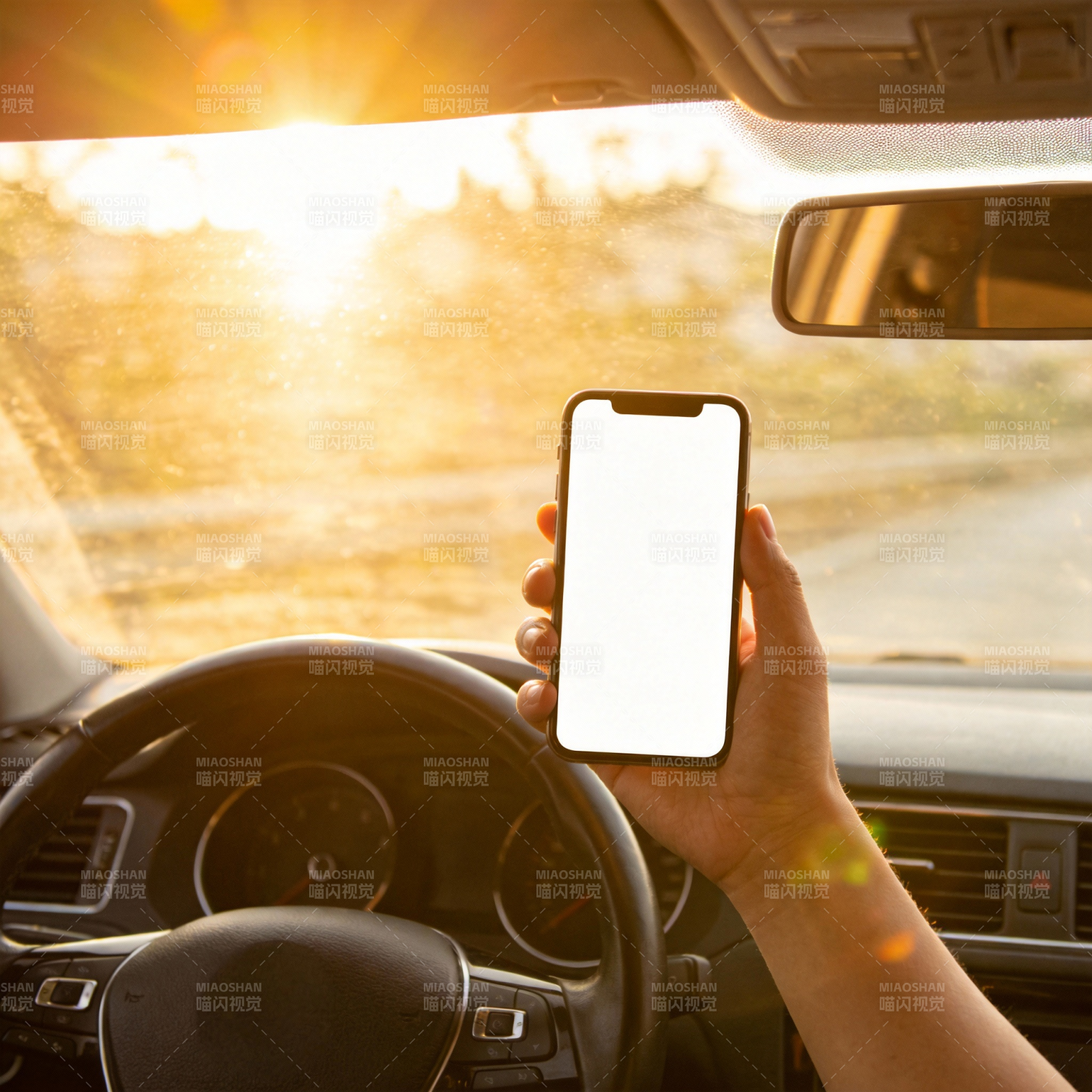 车内手持手机拍照图片
