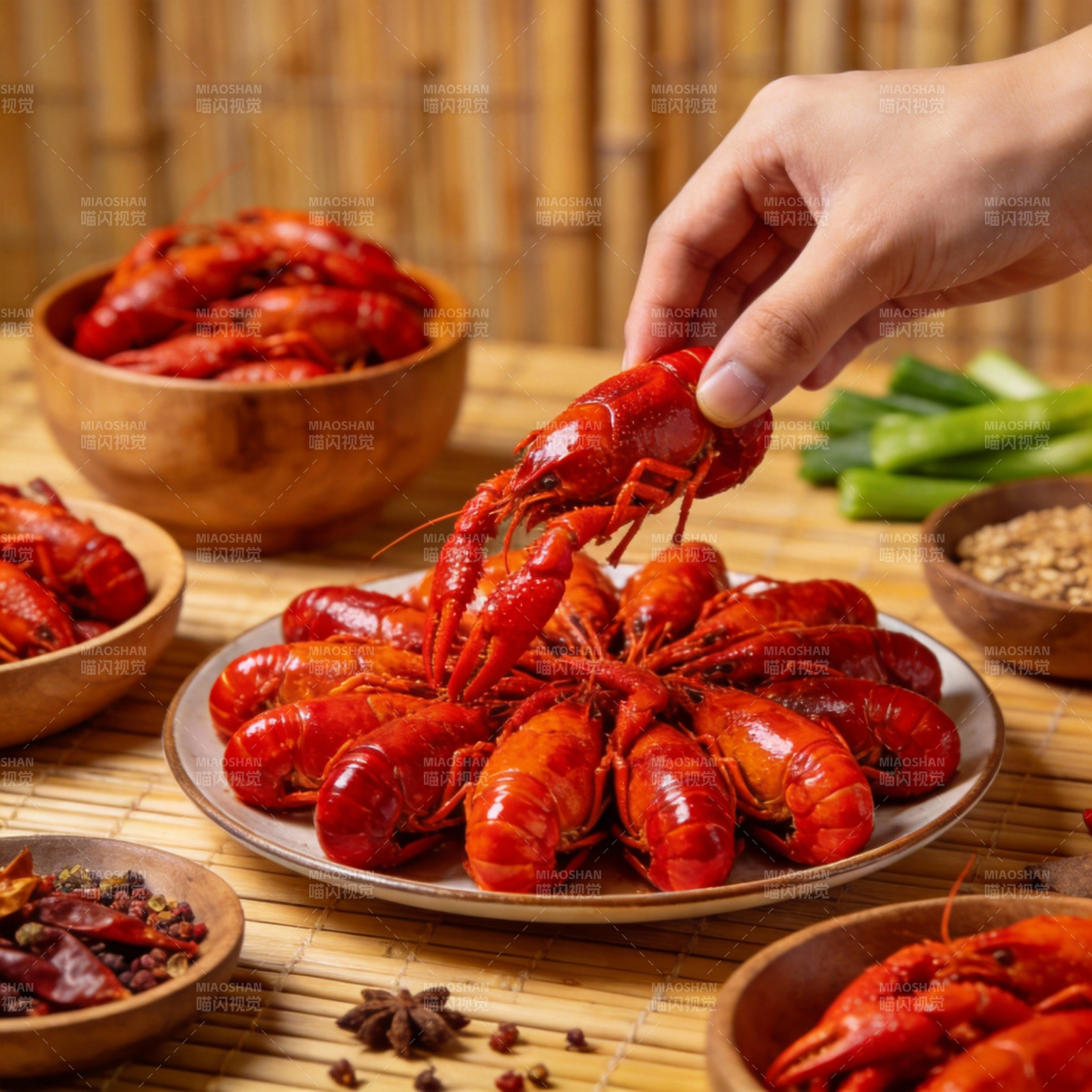 麻辣小龙虾盛宴图片