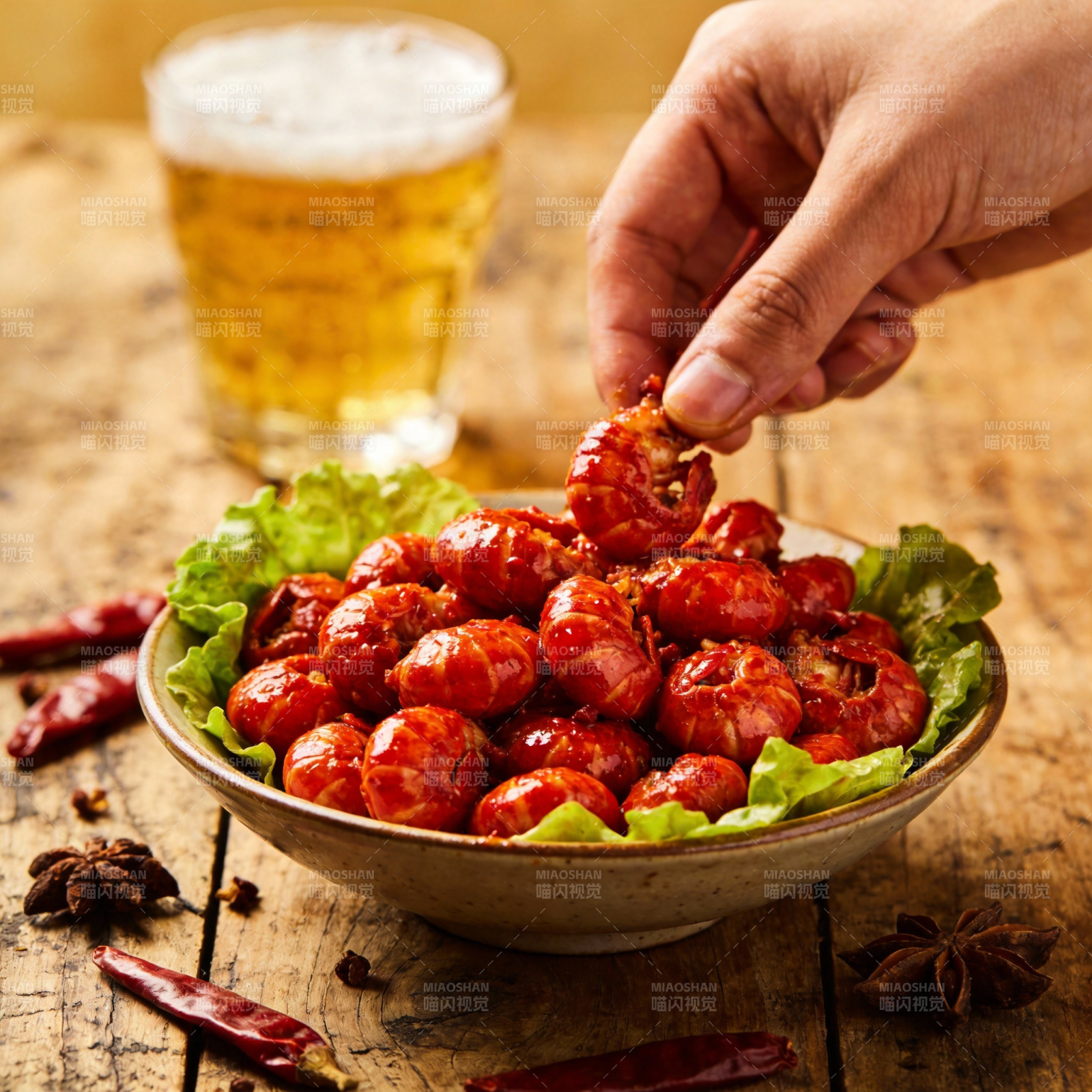 香辣小龙虾配啤酒图片