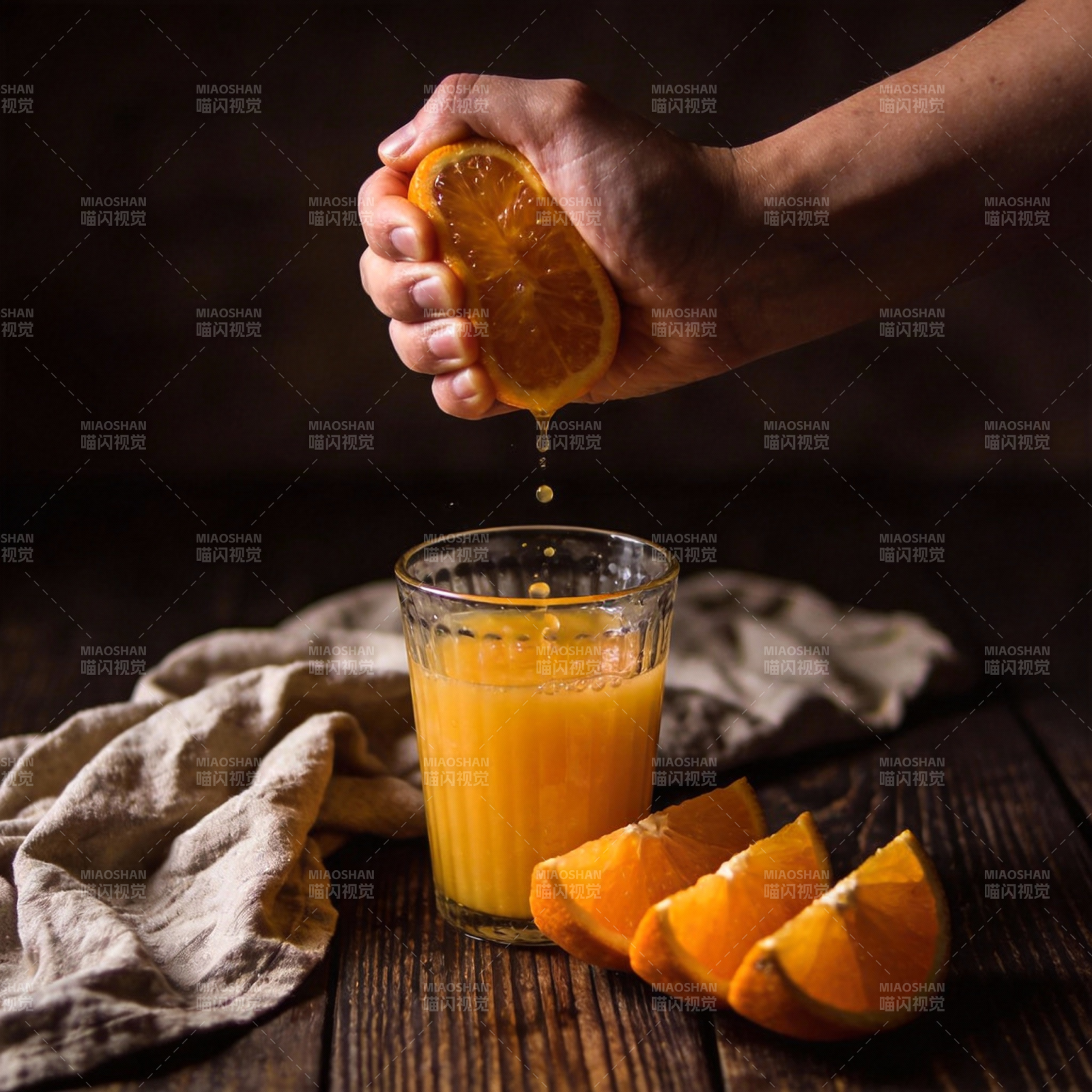手挤橙汁入杯图片