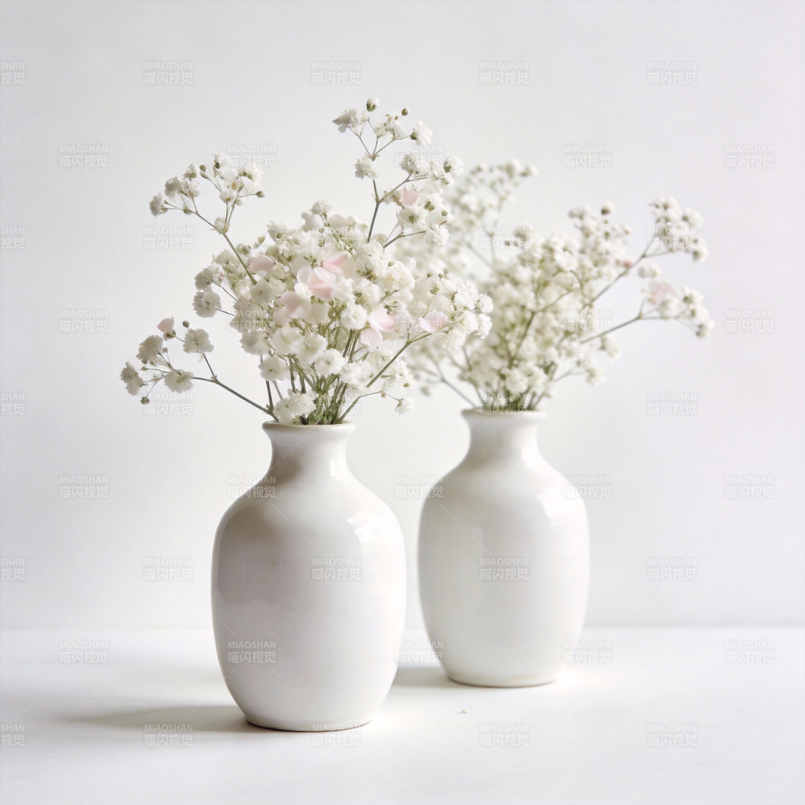 白瓷瓶中的满天星图片