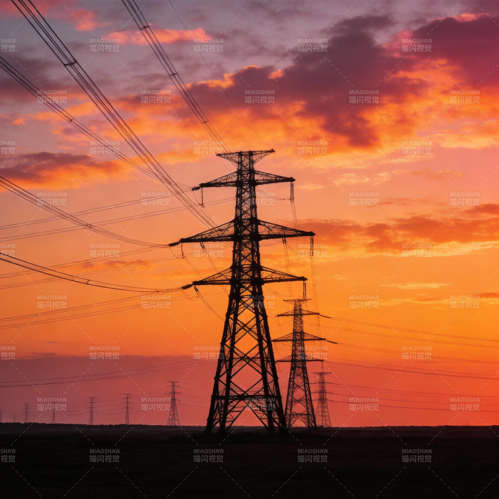 夕阳下的电力塔图片