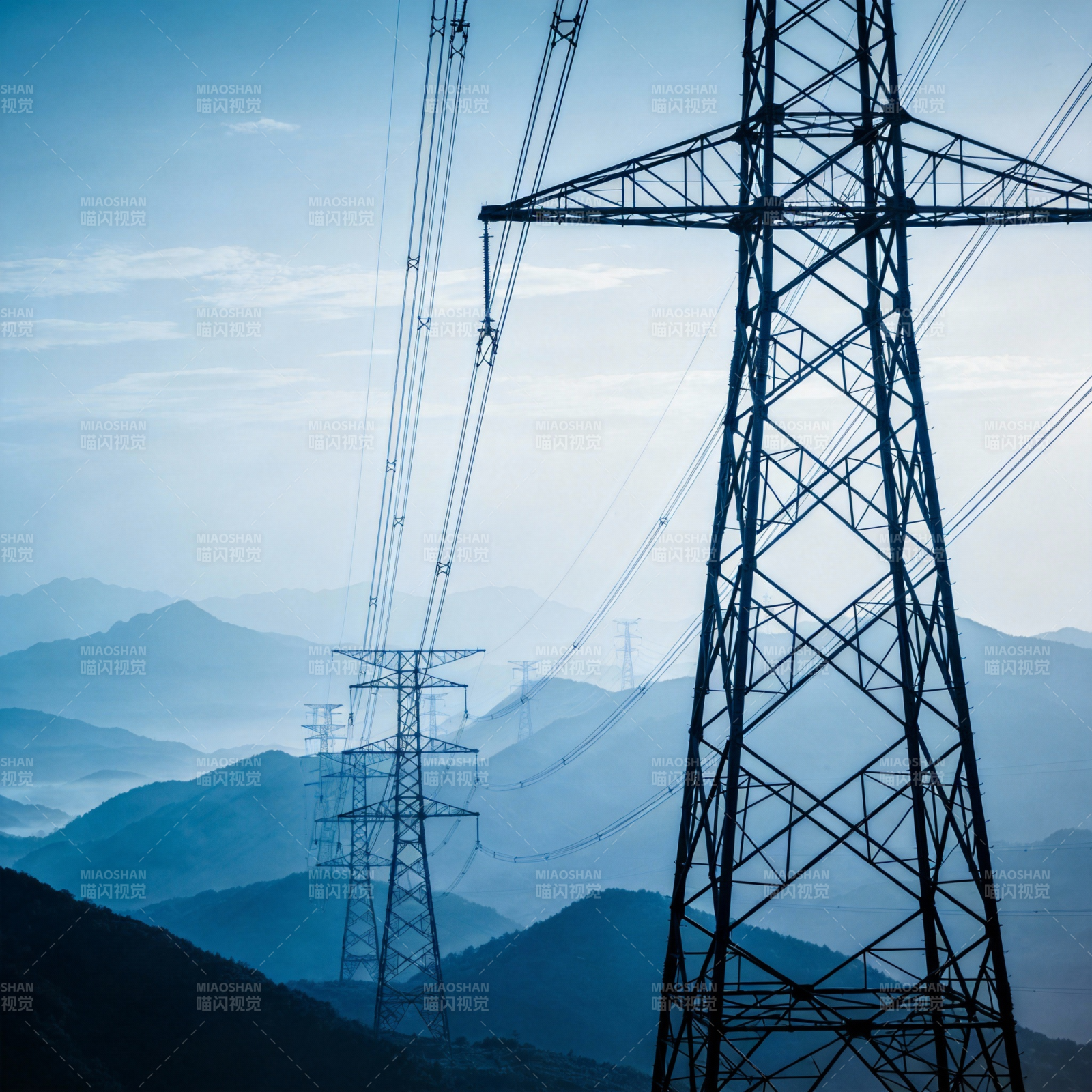 山间电塔剪影图片