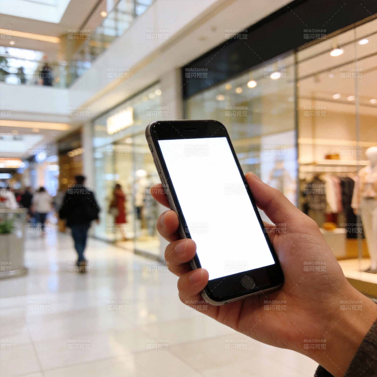商场中手持手机图片