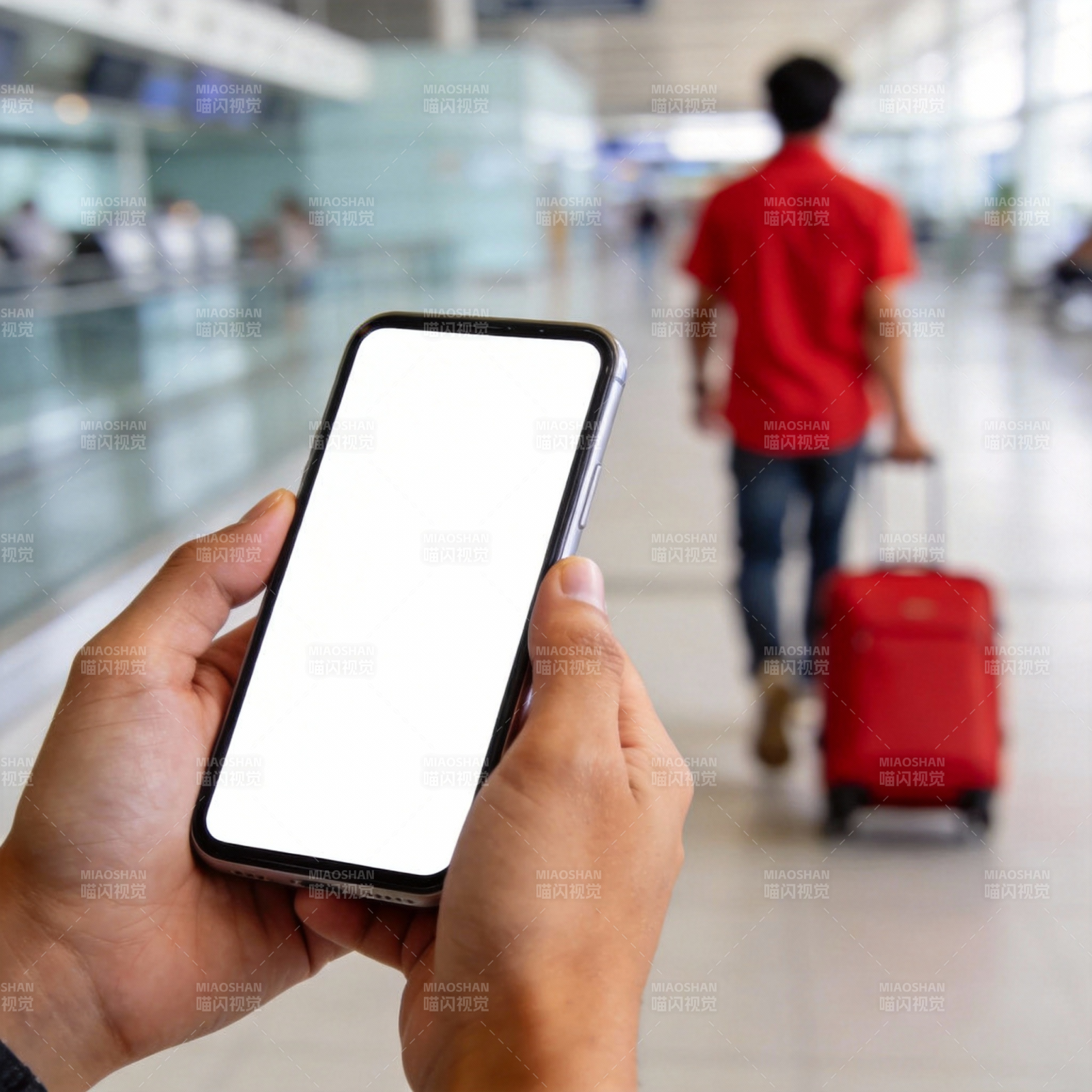 机场手持手机图片