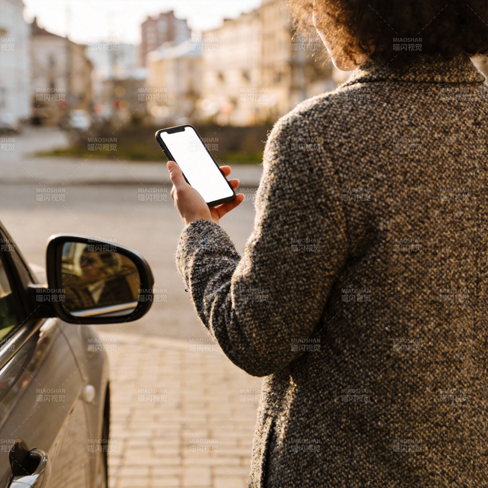 街头女子看手机图片