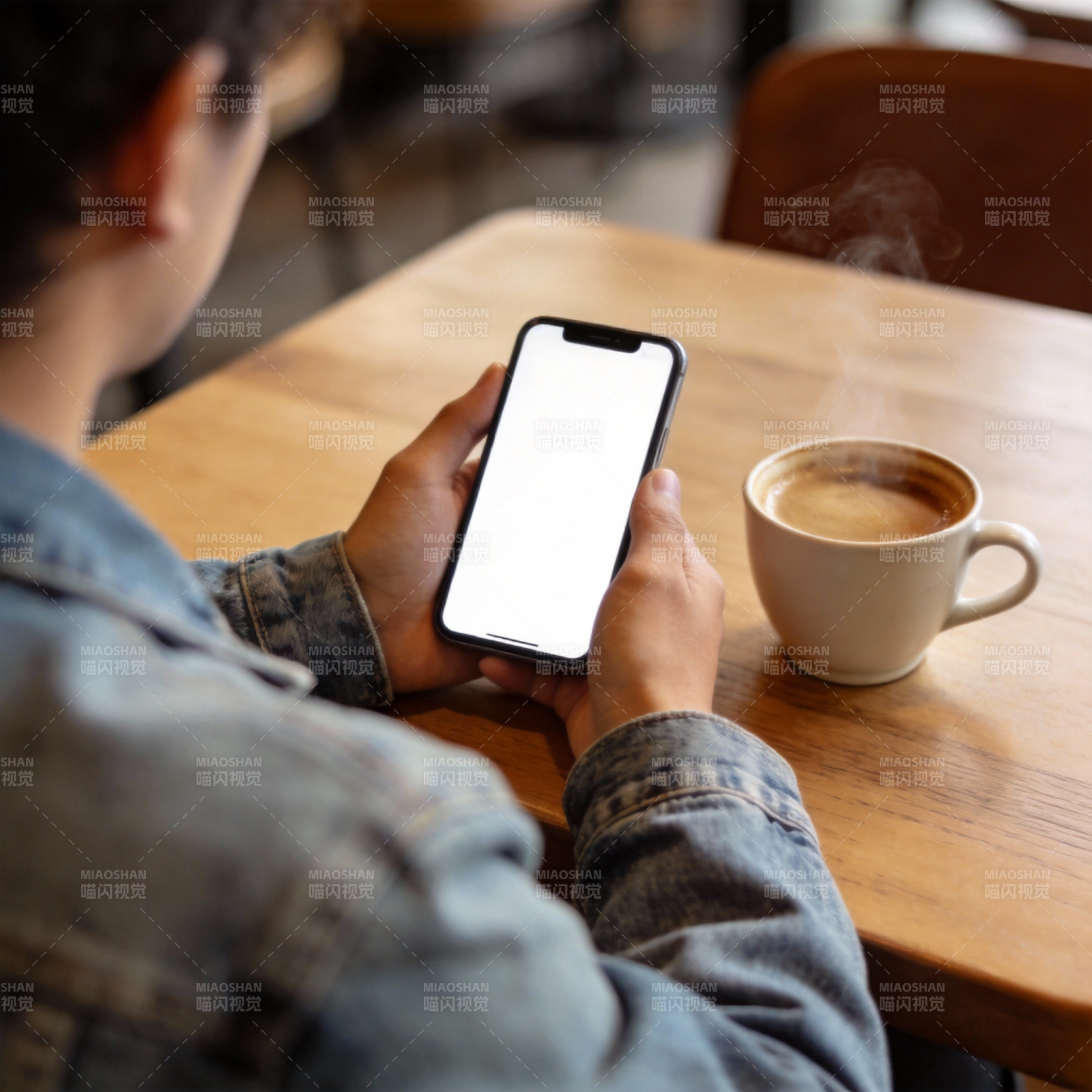 咖啡馆里刷手机图片
