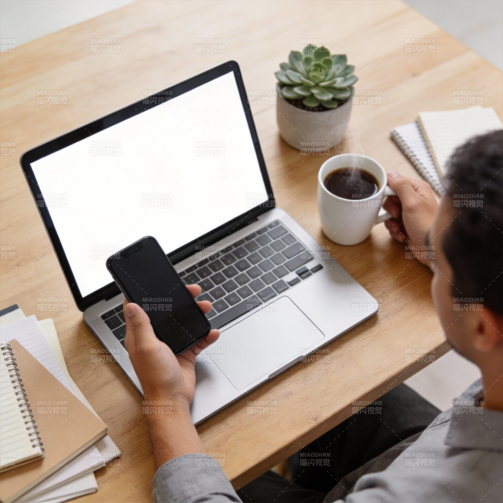 办公桌前专注工作图片