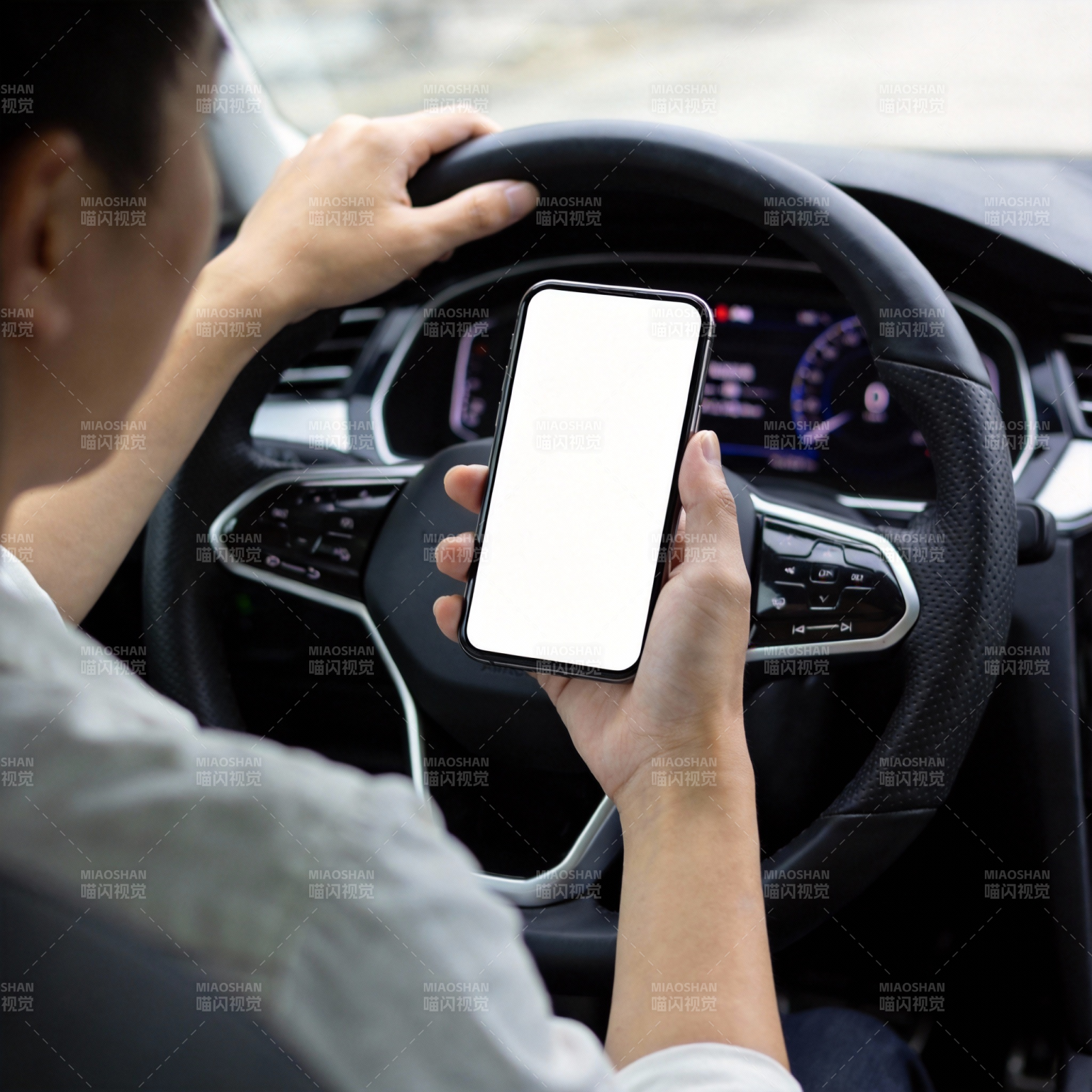 驾车时使用手机图片