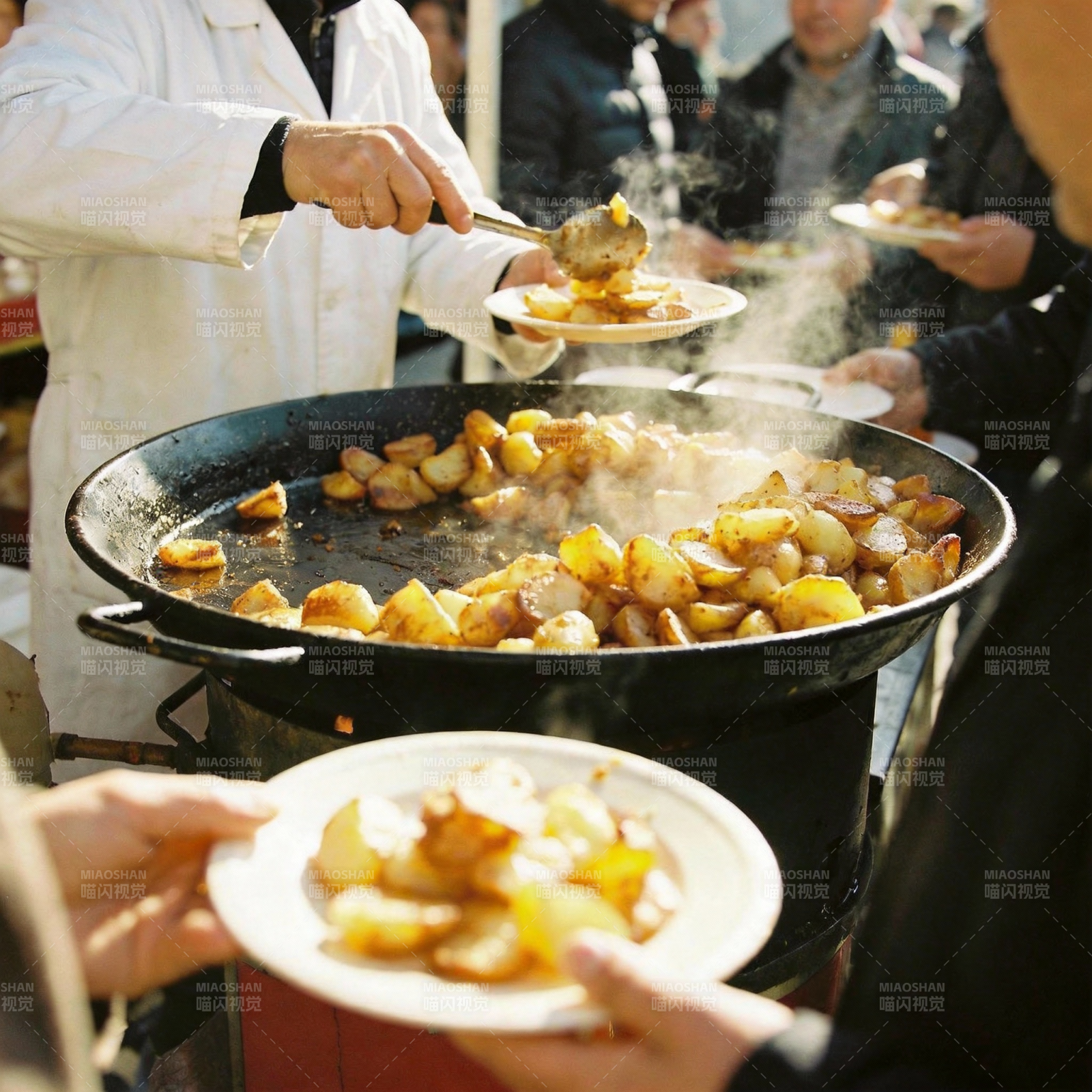 热腾腾的煎土豆图片