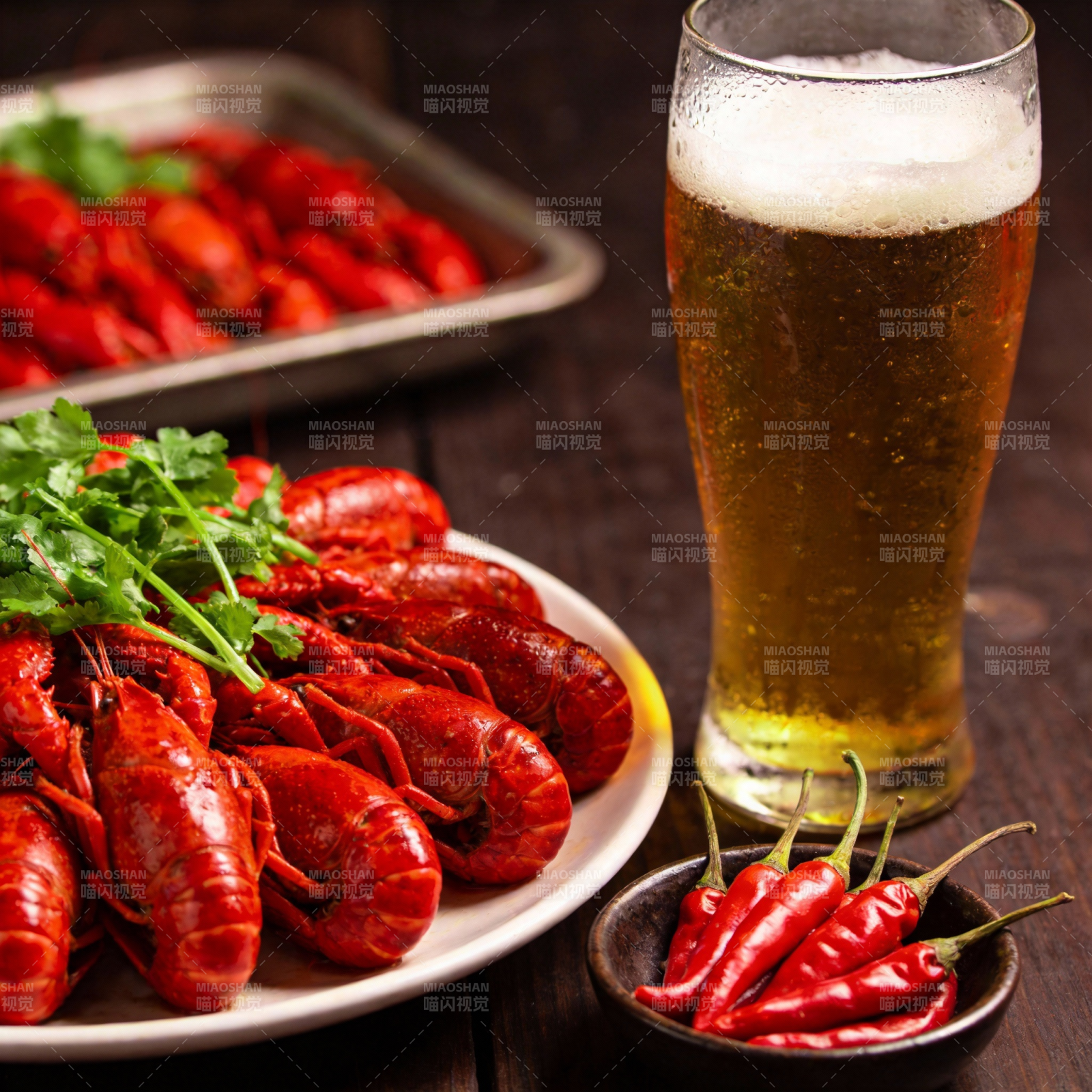 小龙虾配啤酒图片