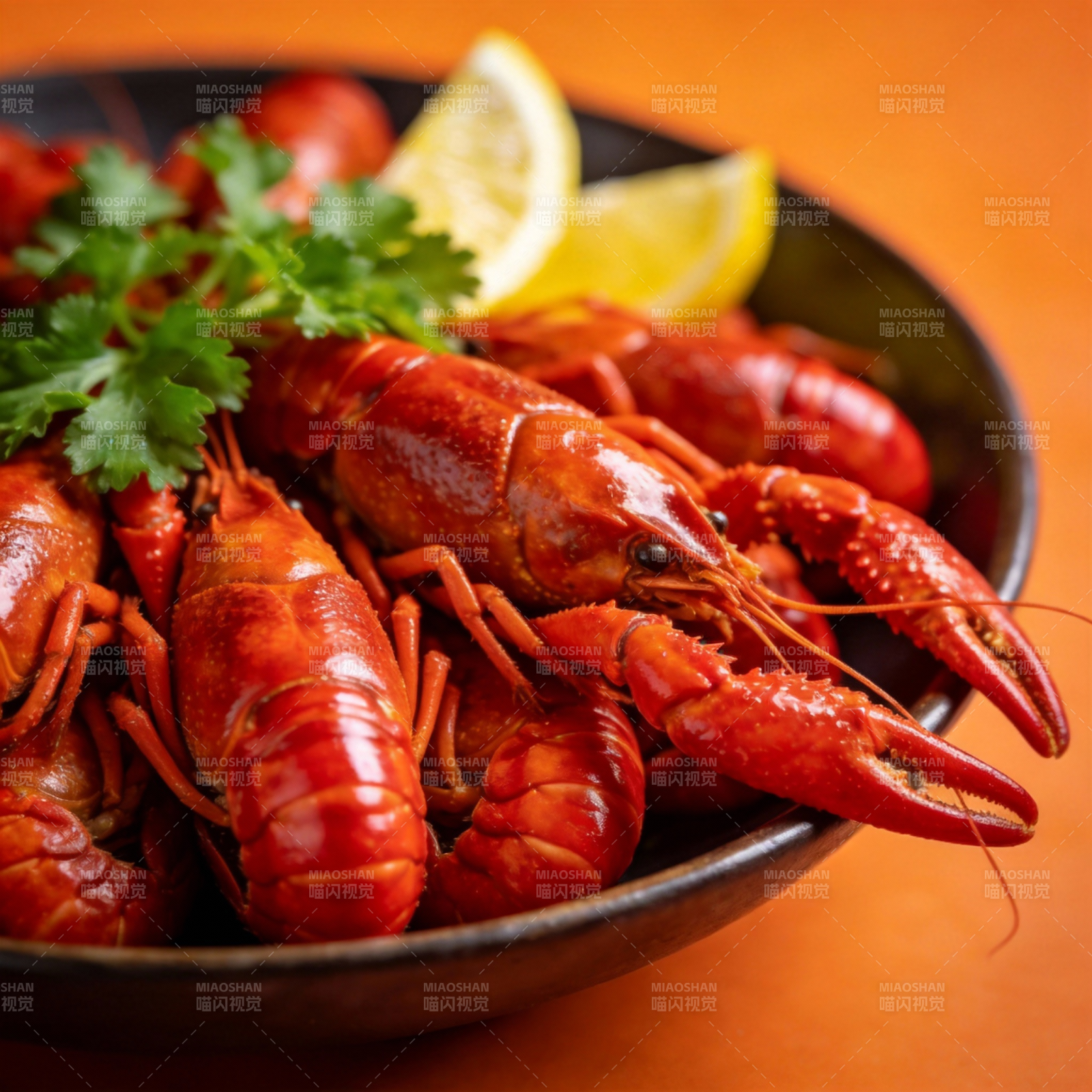 鲜红龙虾配柠檬图片