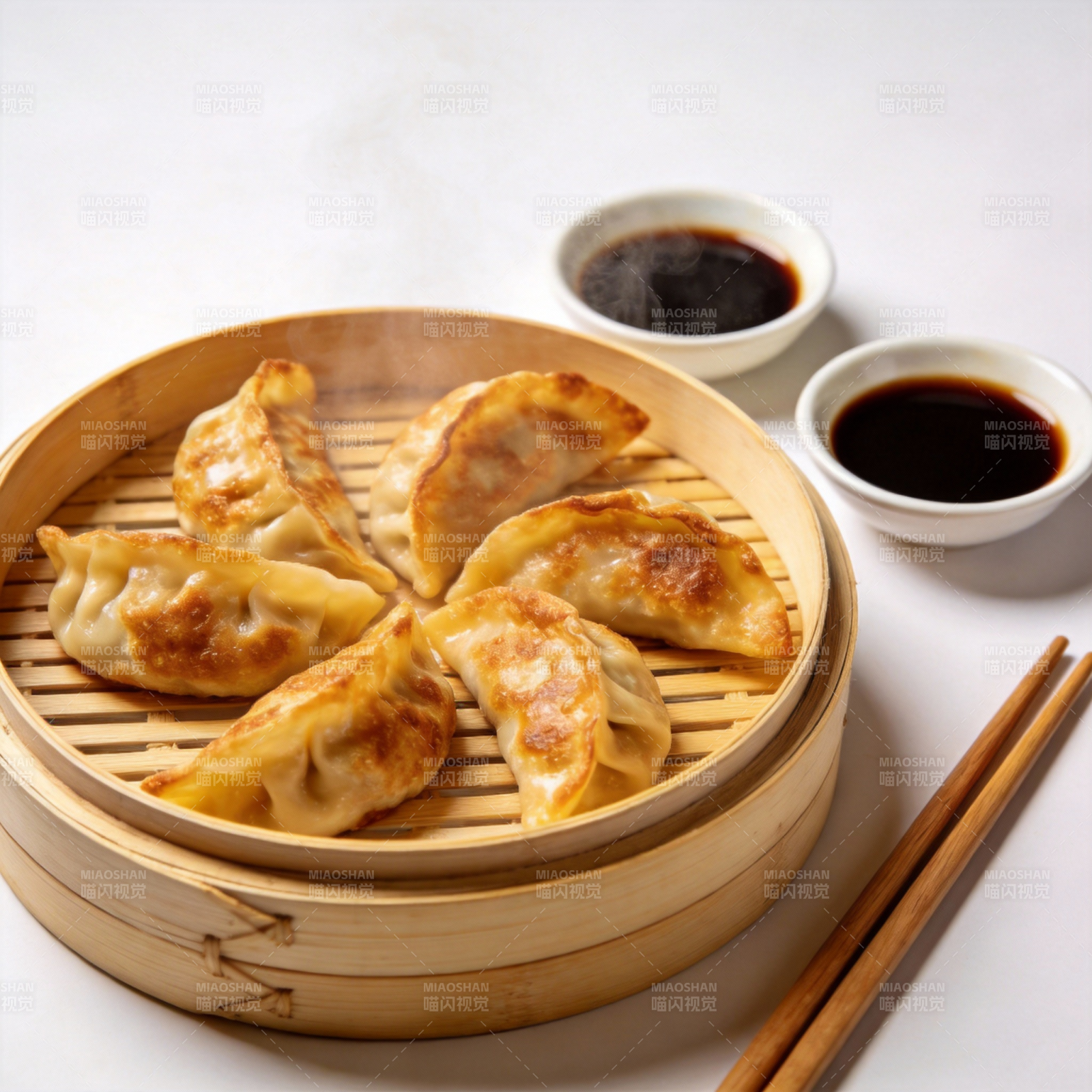 美味煎饺配酱料图片