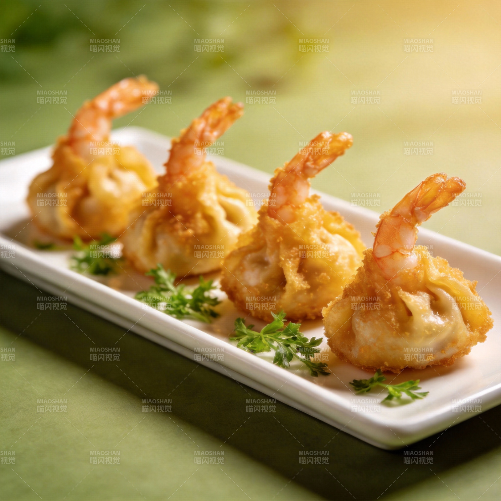 金黄虾球配香草图片