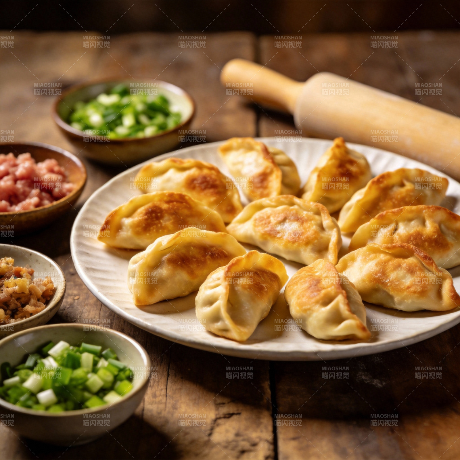 金黄煎饺配鲜蔬图片