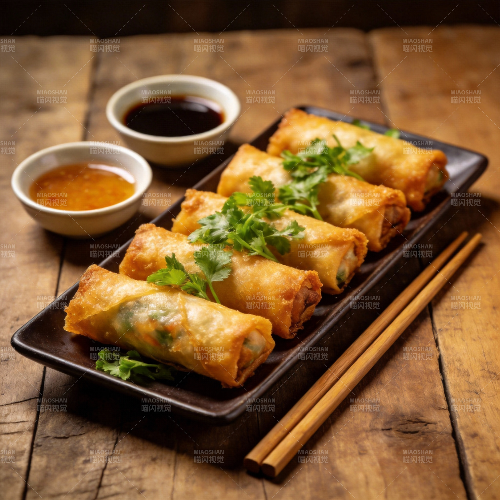 金黄春卷配酱料图片