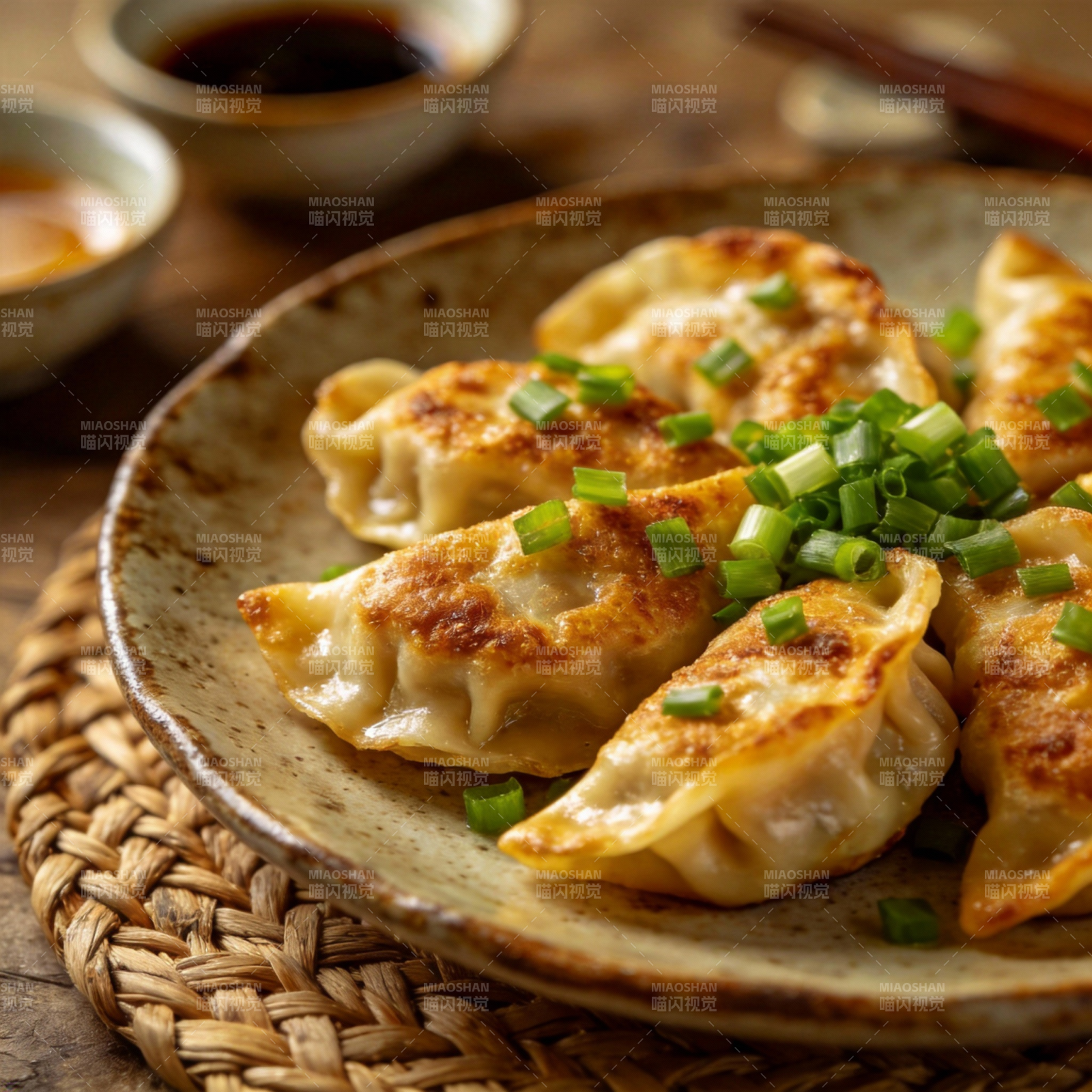 金黄煎饺配葱花图片