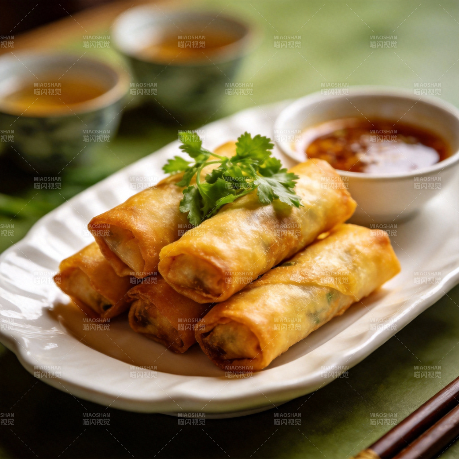 金黄春卷配蘸酱图片