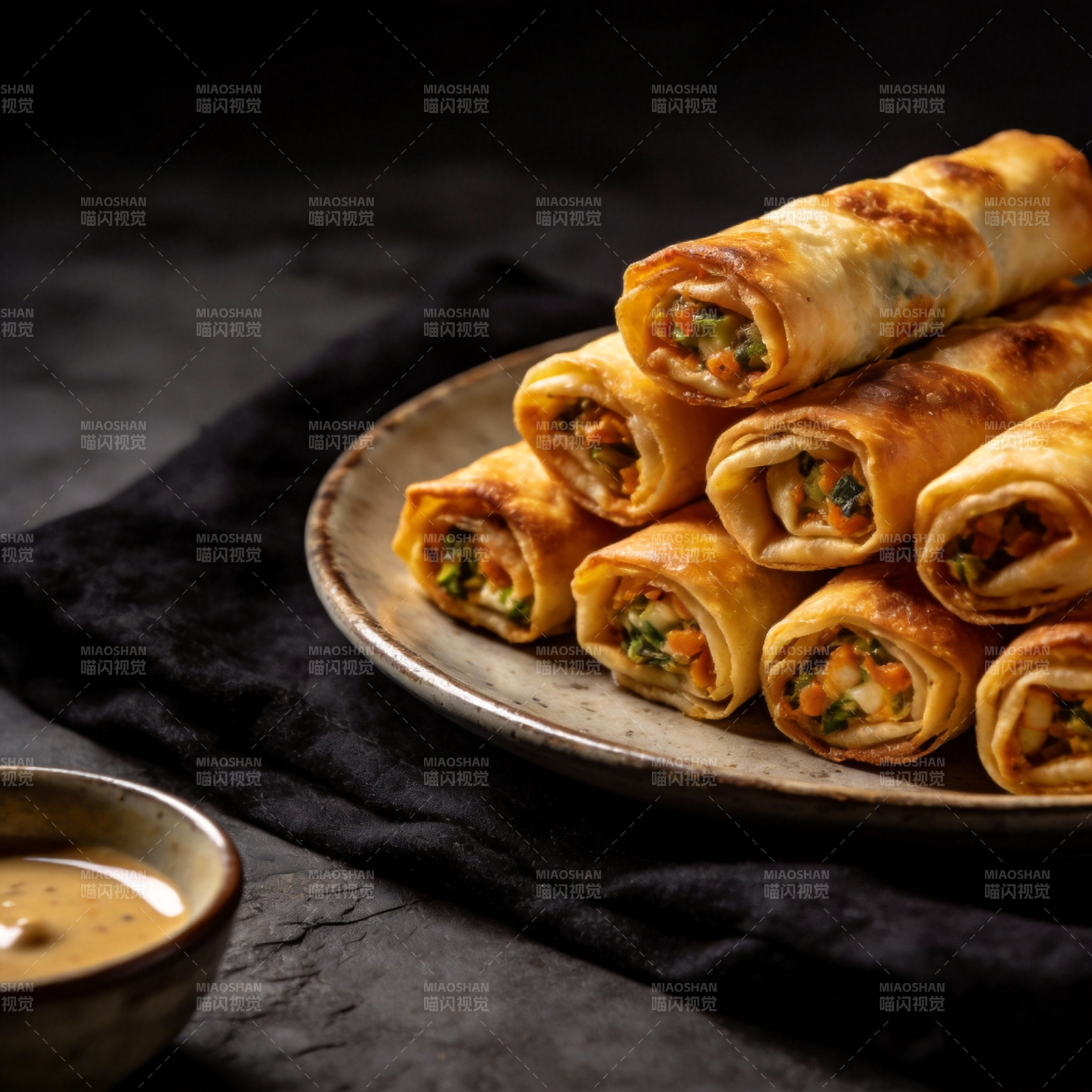 金黄春卷配酱图片