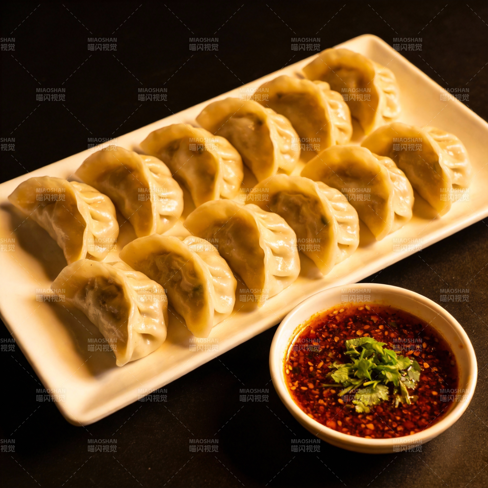 美味饺子配辣酱图片