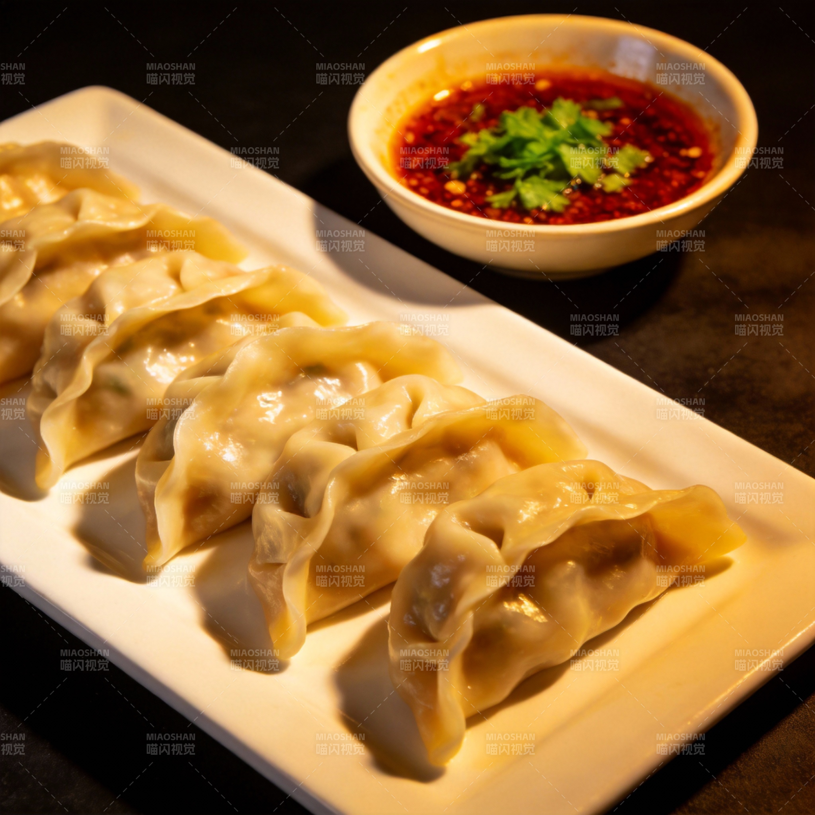 美味饺子配辣酱图片