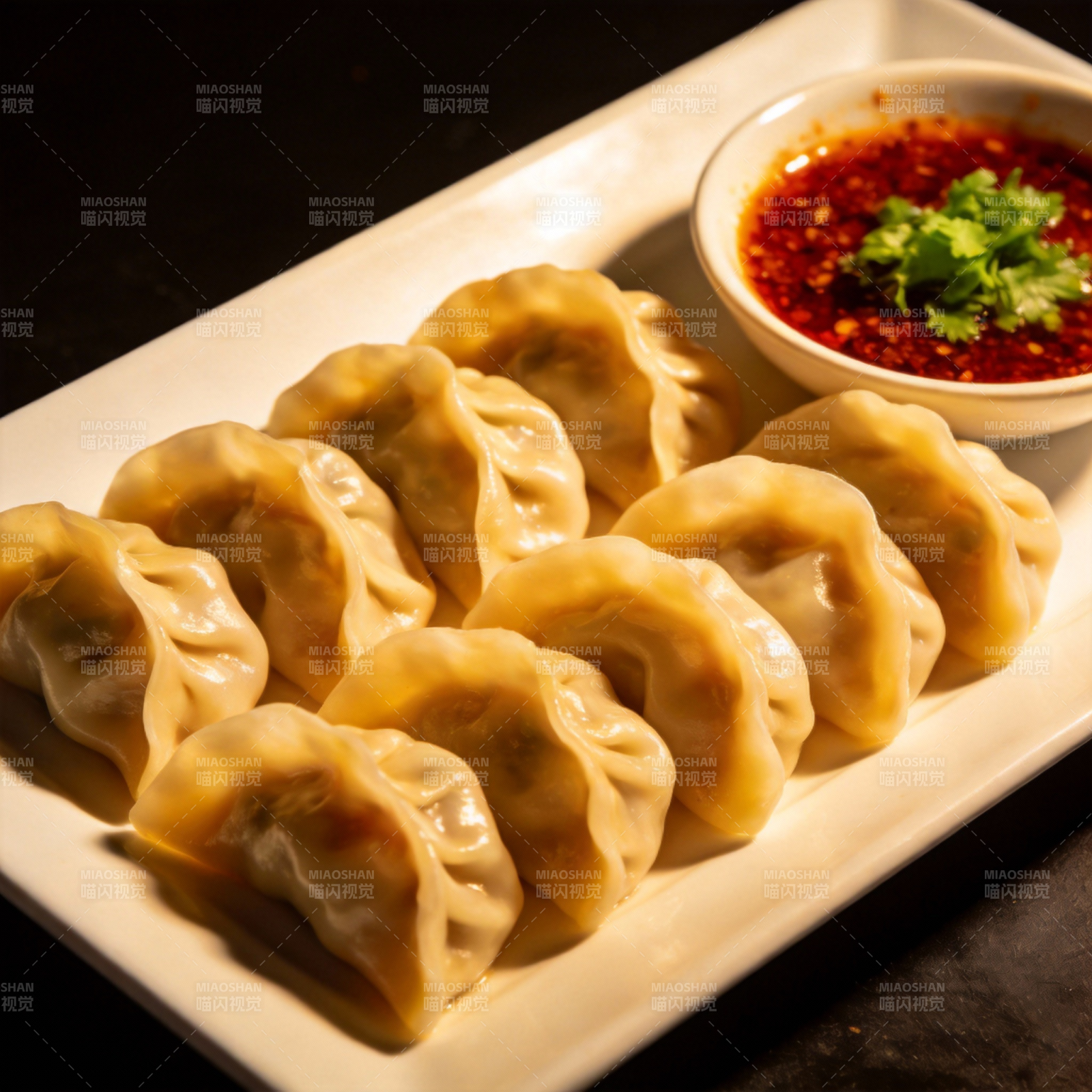 美味饺子配辣酱图片