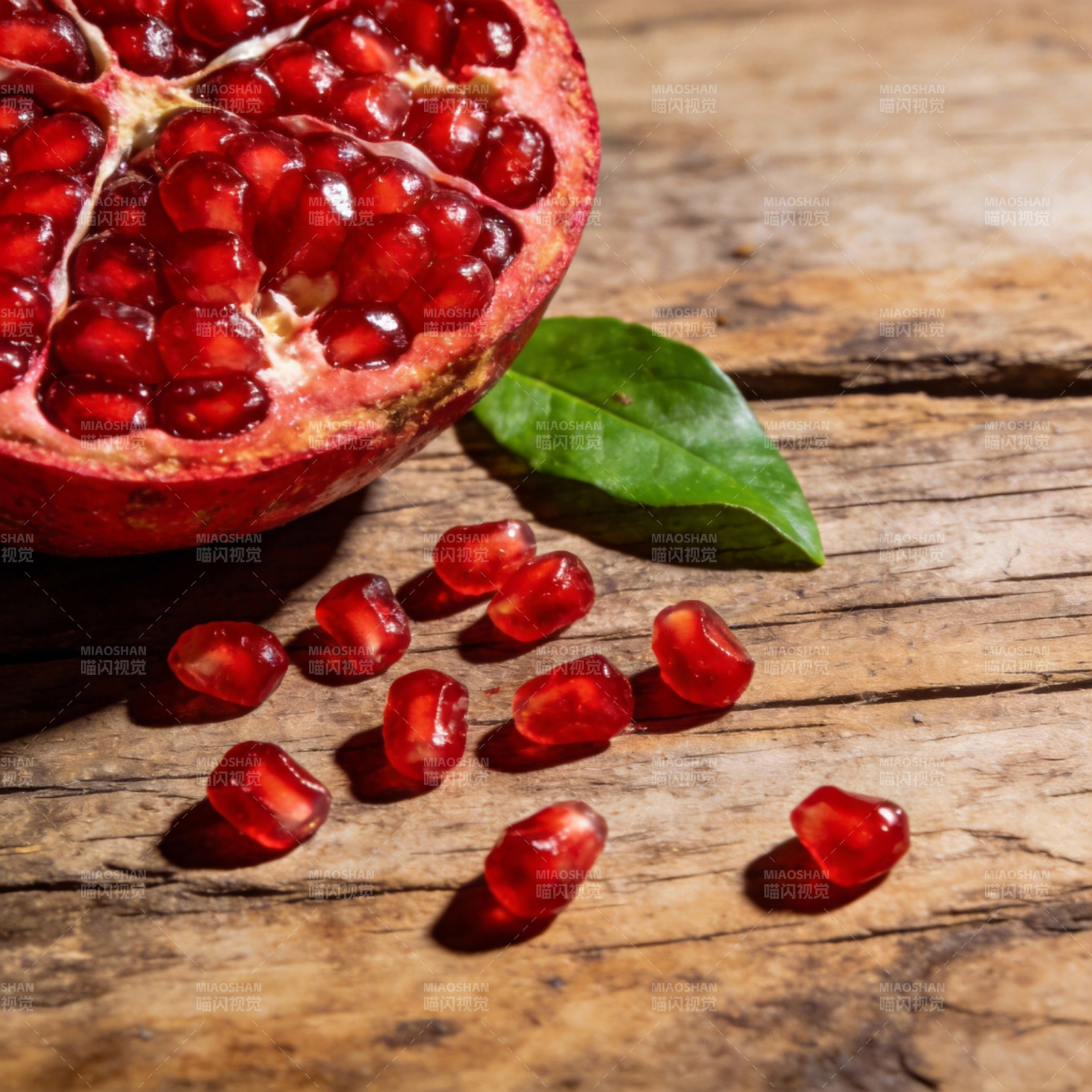 石榴籽散落木桌图片