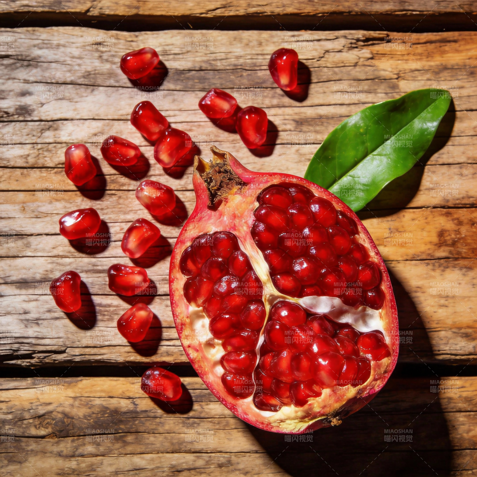 石榴籽散落木桌图片