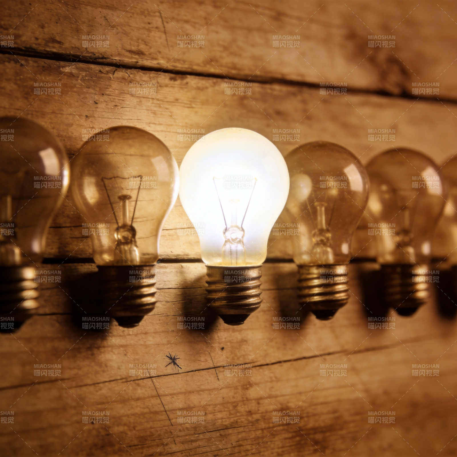 灯泡点亮创意图片