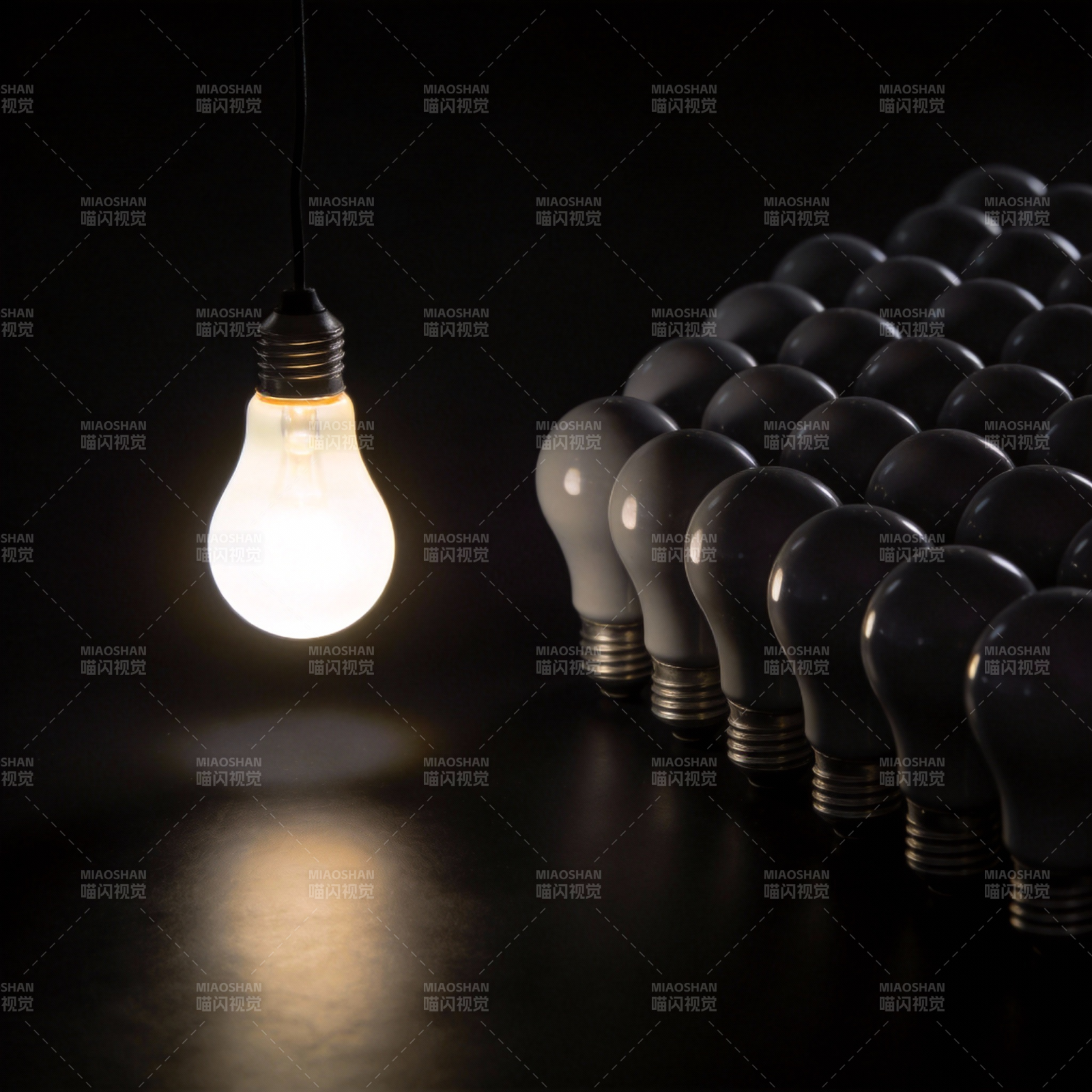 一灯照亮群暗图片